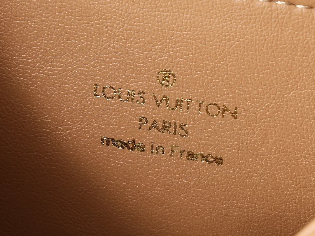 💰220💰Upgraded from the original M53936 M56461 M56466 M56471 M56468 Multi Pochette New The Wave handbag is made of smooth and soft quilted calf leather. It has a dynamic design, adjustable shoulder straps, antique gold metal accessories, bronze gold chain inscriptions and striped jacquard shoulder straps. It can be worn cross-body to provide a variety of carrying methods. The coin-shaped round bag on the shoulder strap can hold keys, change, etc. Size:19/14/5cm