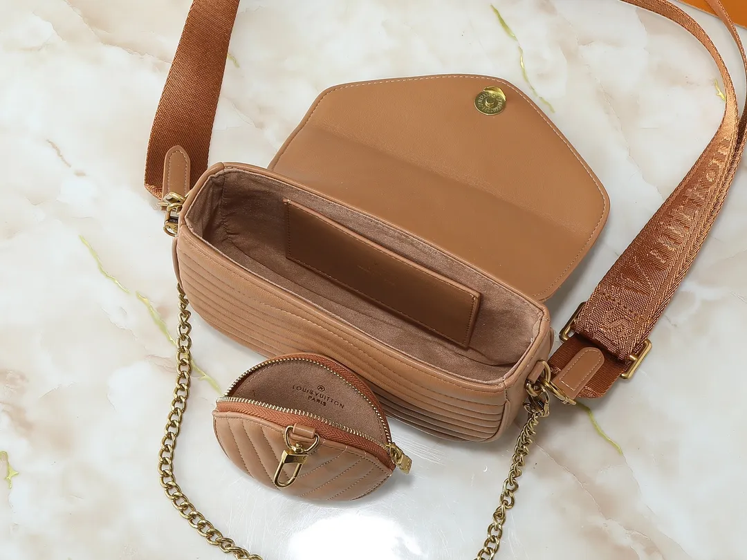💰220💰Upgraded from the original M53936 M56461 M56466 M56471 M56468 Multi Pochette New The Wave handbag is made of smooth and soft quilted calf leather. It has a dynamic design, adjustable shoulder straps, antique gold metal accessories, bronze gold chain inscriptions and striped jacquard shoulder straps. It can be worn cross-body to provide a variety of carrying methods. The coin-shaped round bag on the shoulder strap can hold keys, change, etc. Size:19/14/5cm