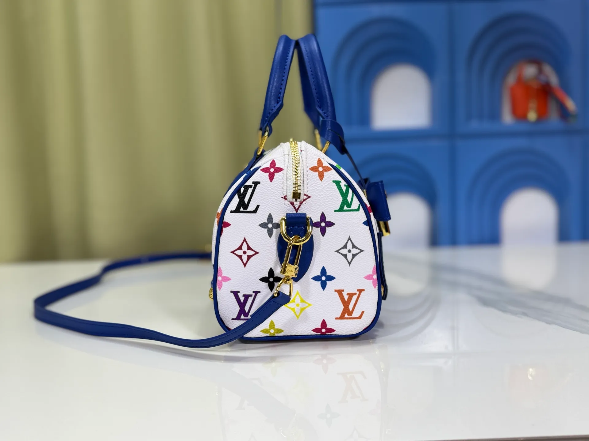 P280 upgraded original M58953 M46234 M46222 Speedy Bandoulière 20 handbag is made of soft coated canvas, and the full-length Monogram pattern is traced in colorful rainbow tones, highlighting the smart style of the Louis Vuitton x Murakami reissue series. The Toron handle and detachable shoulder strap are constructed of cow leather, the metal corners recall classic luggage elements, and the bow-shaped key bag and padlock add brand touches. Dimensions: 20.5 x 13.5 x 12.0 cm (length x height x width)
