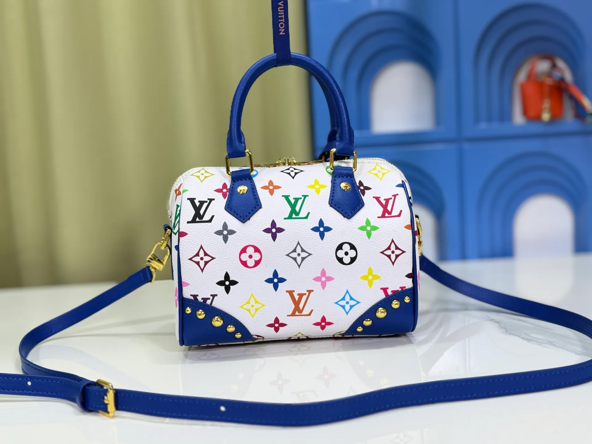 P280 upgraded original M58953 M46234 M46222 Speedy Bandoulière 20 handbag is made of soft coated canvas, and the full-length Monogram pattern is traced in colorful rainbow tones, highlighting the smart style of the Louis Vuitton x Murakami reissue series. The Toron handle and detachable shoulder strap are constructed of cow leather, the metal corners recall classic luggage elements, and the bow-shaped key bag and padlock add brand touches. Dimensions: 20.5 x 13.5 x 12.0 cm (length x height x width)