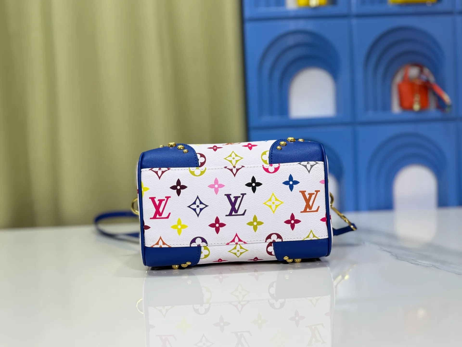 P280 upgraded original M58953 M46234 M46222 Speedy Bandoulière 20 handbag is made of soft coated canvas, and the full-length Monogram pattern is traced in colorful rainbow tones, highlighting the smart style of the Louis Vuitton x Murakami reissue series. The Toron handle and detachable shoulder strap are constructed of cow leather, the metal corners recall classic luggage elements, and the bow-shaped key bag and padlock add brand touches. Dimensions: 20.5 x 13.5 x 12.0 cm (length x height x width)