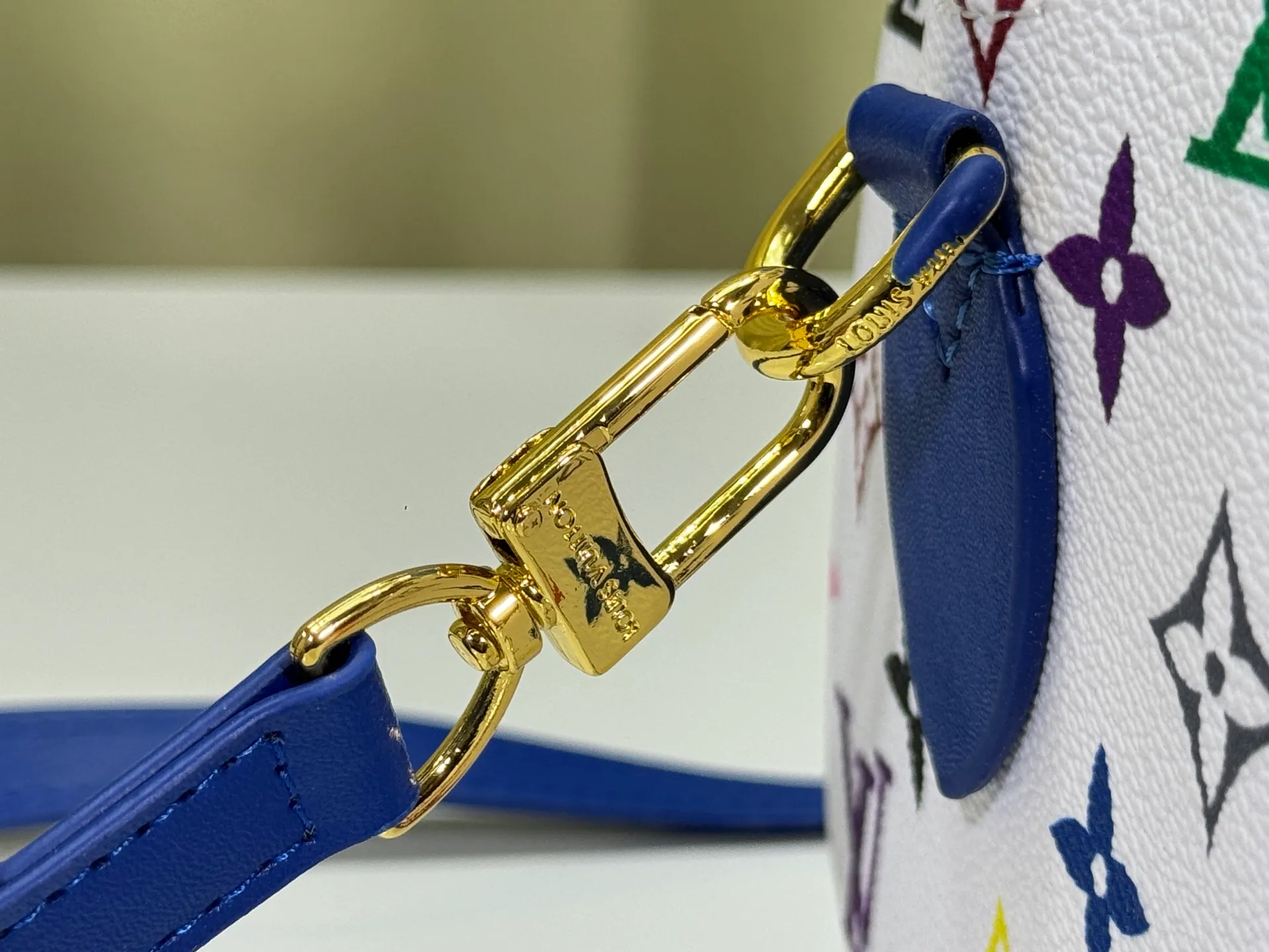P280 upgraded original M58953 M46234 M46222 Speedy Bandoulière 20 handbag is made of soft coated canvas, and the full-length Monogram pattern is traced in colorful rainbow tones, highlighting the smart style of the Louis Vuitton x Murakami reissue series. The Toron handle and detachable shoulder strap are constructed of cow leather, the metal corners recall classic luggage elements, and the bow-shaped key bag and padlock add brand touches. Dimensions: 20.5 x 13.5 x 12.0 cm (length x height x width)