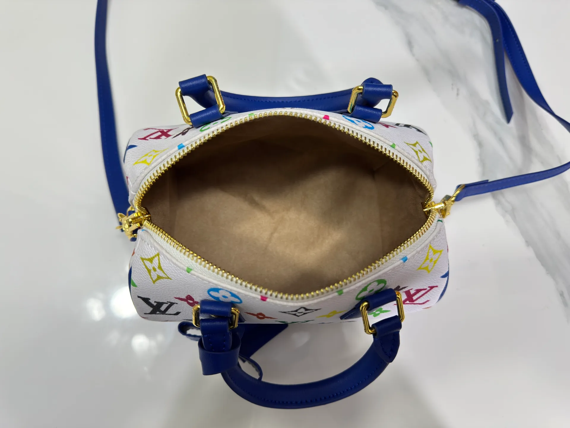P280 upgraded original M58953 M46234 M46222 Speedy Bandoulière 20 handbag is made of soft coated canvas, and the full-length Monogram pattern is traced in colorful rainbow tones, highlighting the smart style of the Louis Vuitton x Murakami reissue series. The Toron handle and detachable shoulder strap are constructed of cow leather, the metal corners recall classic luggage elements, and the bow-shaped key bag and padlock add brand touches. Dimensions: 20.5 x 13.5 x 12.0 cm (length x height x width)