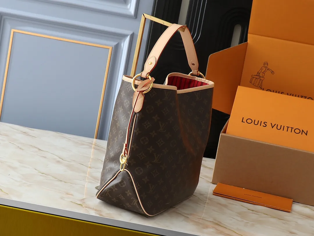 💰260💰Upgraded from the original M50156 Delightful second-hand version shopping bag! When you spend your workday in the city and your weekend at the beach, you don’t need to change your bag, because this fashionable, summery damier azur canvas calvi bag can be used for both work and beach vacations. This roomy tote features a large opening for easy access, convenient compartments and pockets to keep everything organized, and a vibrant garnet fabric lining adds a splash of color for a sunny summer mood. size: 41.0×33.0×15.0 cm.