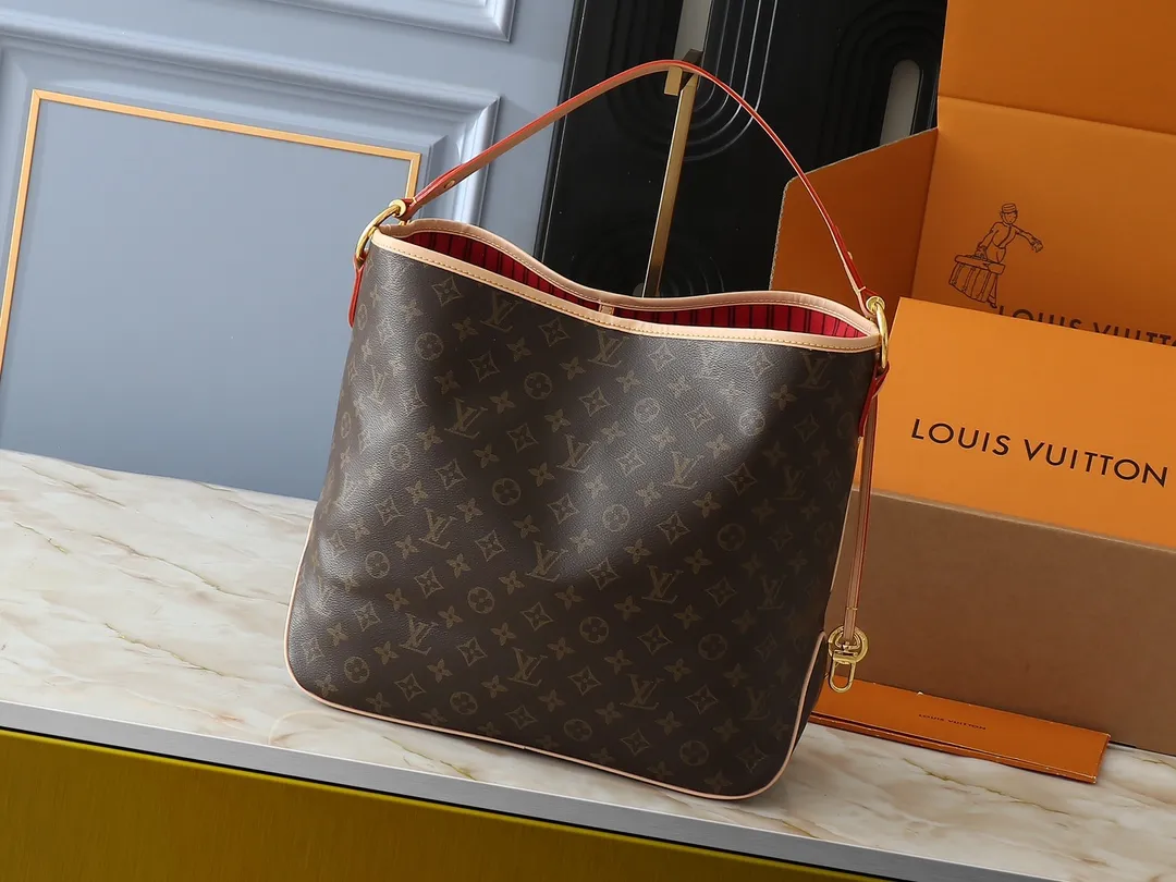 💰260💰Upgraded from the original M50156 Delightful second-hand version shopping bag! When you spend your workday in the city and your weekend at the beach, you don’t need to change your bag, because this fashionable, summery damier azur canvas calvi bag can be used for both work and beach vacations. This roomy tote features a large opening for easy access, convenient compartments and pockets to keep everything organized, and a vibrant garnet fabric lining adds a splash of color for a sunny summer mood. size: 41.0×33.0×15.0 cm.