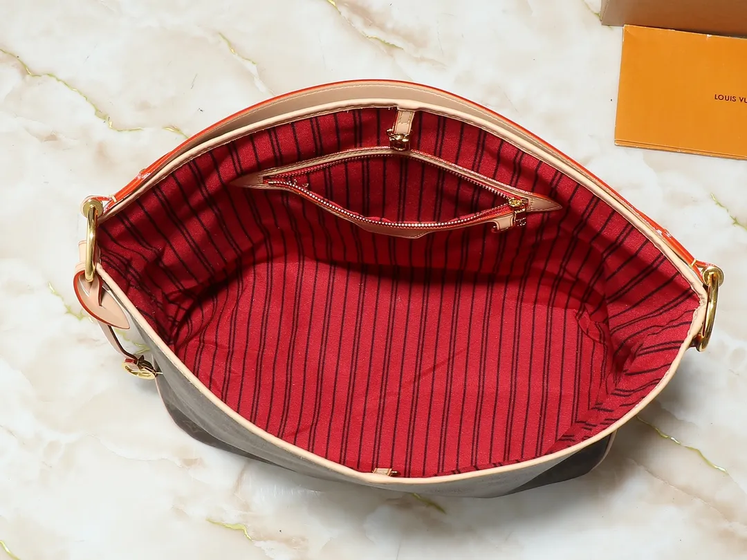 💰260💰Upgraded from the original M50156 Delightful second-hand version shopping bag! When you spend your workday in the city and your weekend at the beach, you don’t need to change your bag, because this fashionable, summery damier azur canvas calvi bag can be used for both work and beach vacations. This roomy tote features a large opening for easy access, convenient compartments and pockets to keep everything organized, and a vibrant garnet fabric lining adds a splash of color for a sunny summer mood. size: 41.0×33.0×15.0 cm.