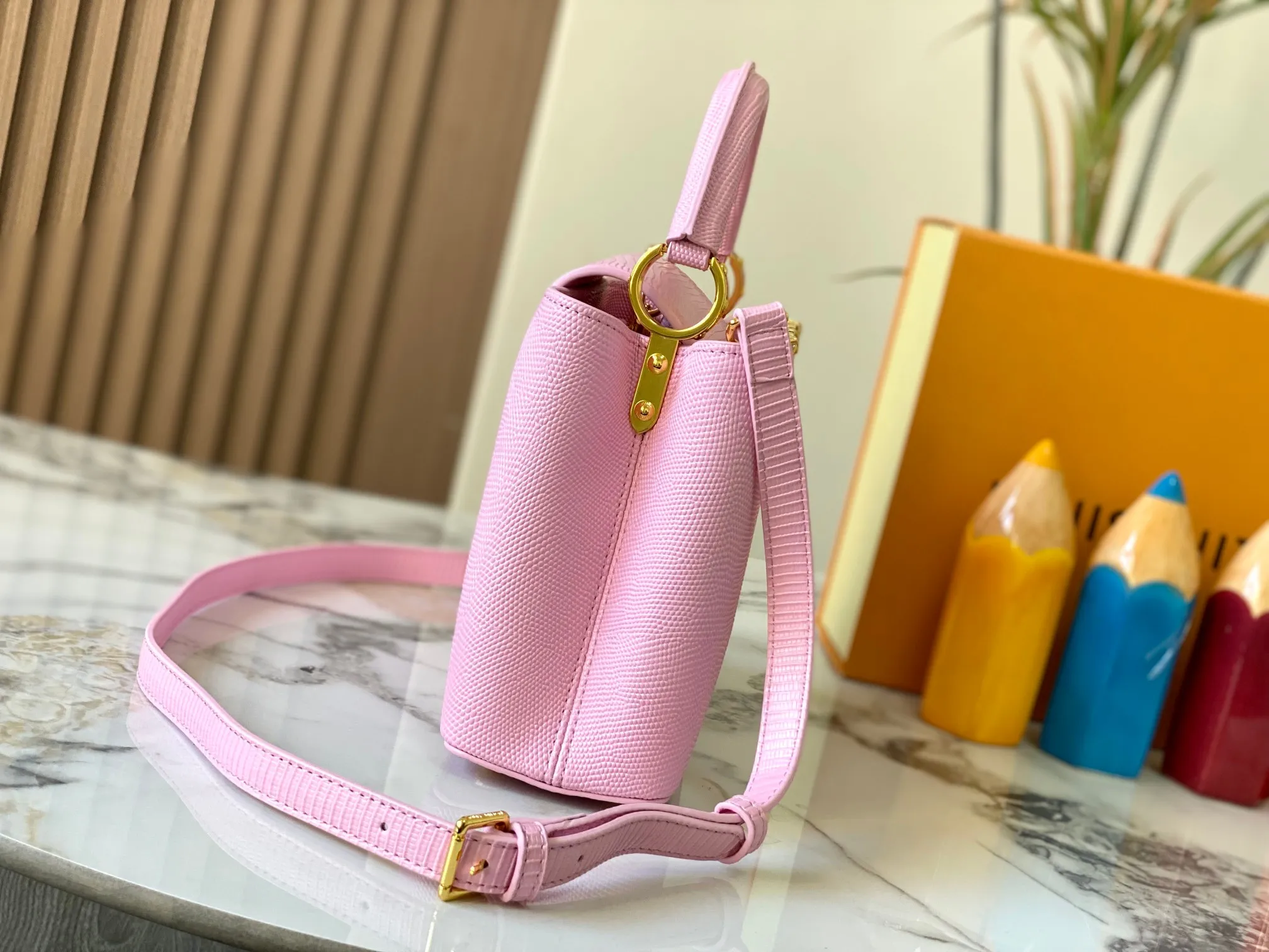 Top original P460 Guangzhou-made M12297 pink lizard leather with gold diamond corolla 🔺This CapucinesBB handbag exquisitely combines elegant lizard skin outer layer, delicate sheepskin lining and Yingze metal parts. The iconic flip cover makes two styles fashionable. The LV logo can be read on the inside and Monogram flowers bloom on the outside. It lights up the corner of the evening occasion and adds a personalized atmosphere to the wardrobe. Shine gorgeous style in day and night occasions.  Detailed features 27 x 18 x 9 cm (length x height x width)