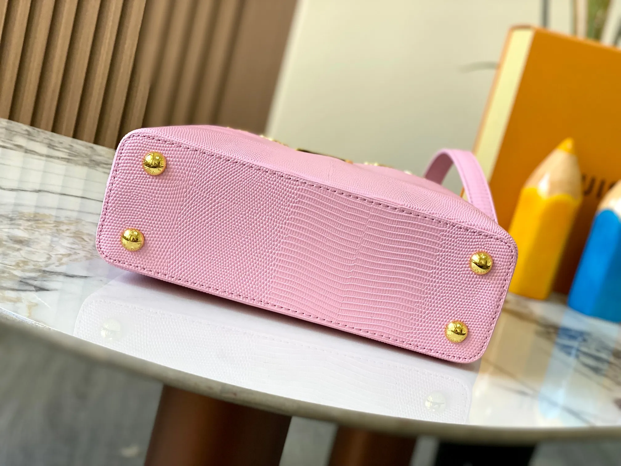 Top original P460 Guangzhou-made M12297 pink lizard leather with gold diamond corolla 🔺This CapucinesBB handbag exquisitely combines elegant lizard skin outer layer, delicate sheepskin lining and Yingze metal parts. The iconic flip cover makes two styles fashionable. The LV logo can be read on the inside and Monogram flowers bloom on the outside. It lights up the corner of the evening occasion and adds a personalized atmosphere to the wardrobe. Shine gorgeous style in day and night occasions.  Detailed features 27 x 18 x 9 cm (length x height x width)