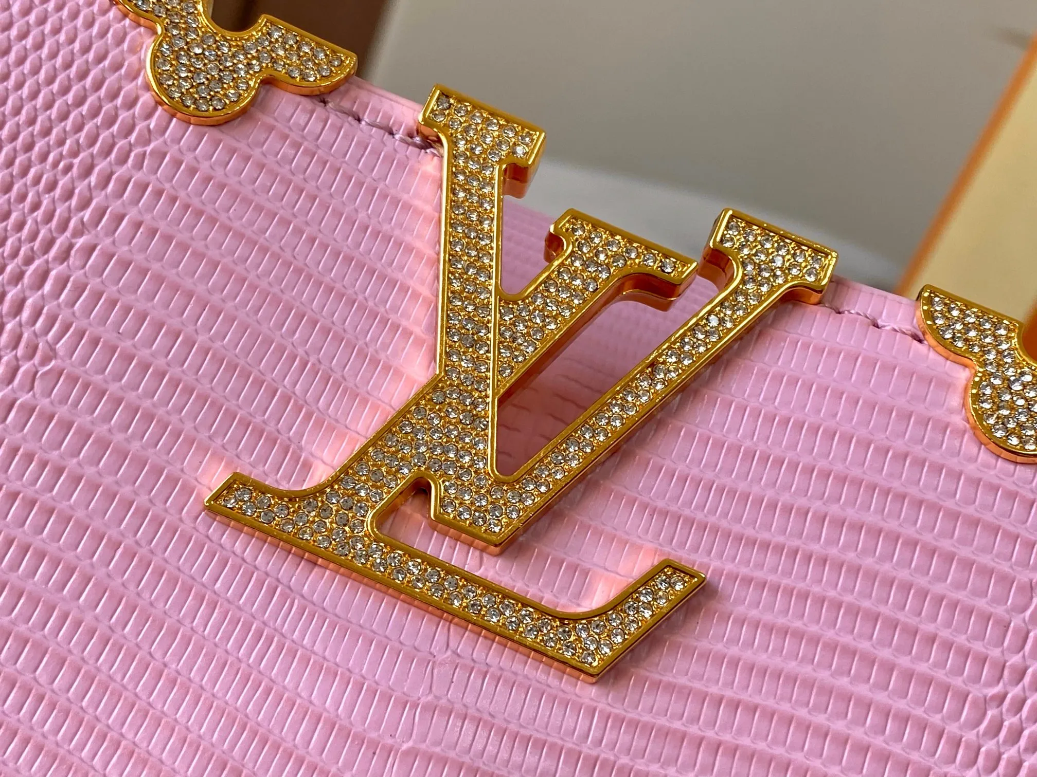 Top original P460 Guangzhou-made M12297 pink lizard leather with gold diamond corolla 🔺This CapucinesBB handbag exquisitely combines elegant lizard skin outer layer, delicate sheepskin lining and Yingze metal parts. The iconic flip cover makes two styles fashionable. The LV logo can be read on the inside and Monogram flowers bloom on the outside. It lights up the corner of the evening occasion and adds a personalized atmosphere to the wardrobe. Shine gorgeous style in day and night occasions.  Detailed features 27 x 18 x 9 cm (length x height x width)