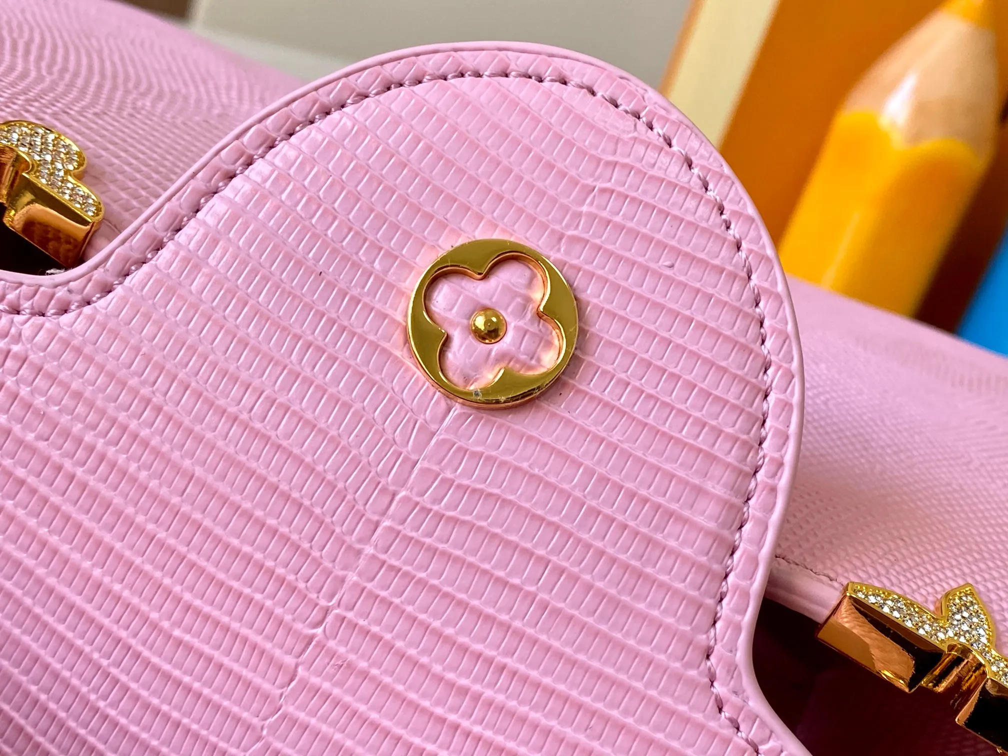 Top original P460 Guangzhou-made M12297 pink lizard leather with gold diamond corolla 🔺This CapucinesBB handbag exquisitely combines elegant lizard skin outer layer, delicate sheepskin lining and Yingze metal parts. The iconic flip cover makes two styles fashionable. The LV logo can be read on the inside and Monogram flowers bloom on the outside. It lights up the corner of the evening occasion and adds a personalized atmosphere to the wardrobe. Shine gorgeous style in day and night occasions.  Detailed features 27 x 18 x 9 cm (length x height x width)
