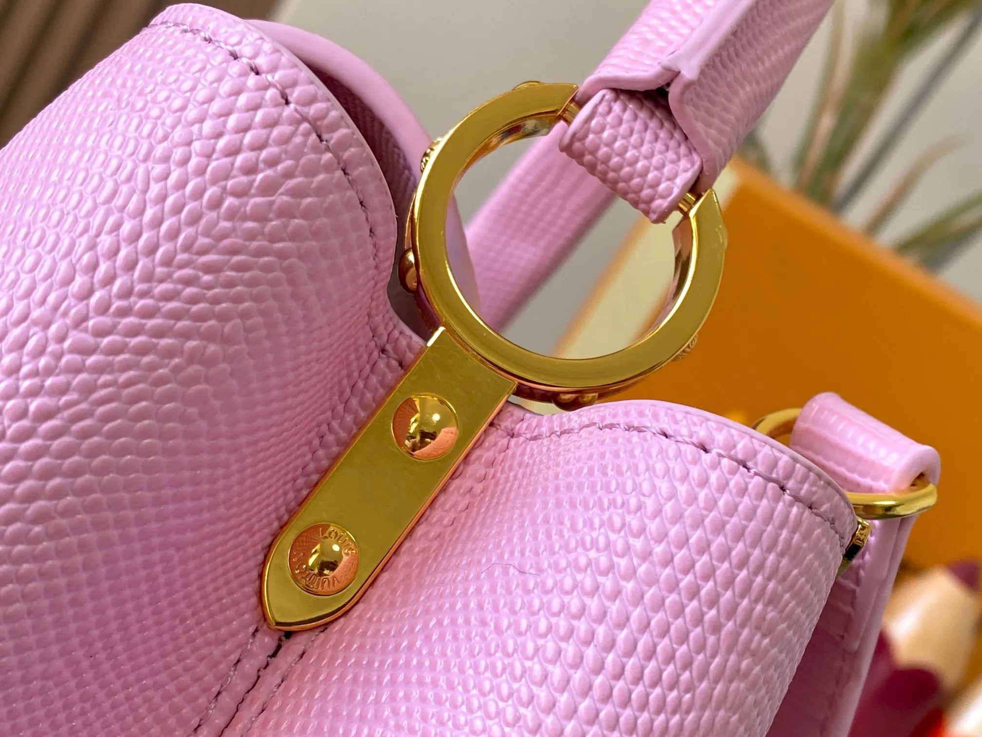 Top original P460 Guangzhou-made M12297 pink lizard leather with gold diamond corolla 🔺This CapucinesBB handbag exquisitely combines elegant lizard skin outer layer, delicate sheepskin lining and Yingze metal parts. The iconic flip cover makes two styles fashionable. The LV logo can be read on the inside and Monogram flowers bloom on the outside. It lights up the corner of the evening occasion and adds a personalized atmosphere to the wardrobe. Shine gorgeous style in day and night occasions.  Detailed features 27 x 18 x 9 cm (length x height x width)