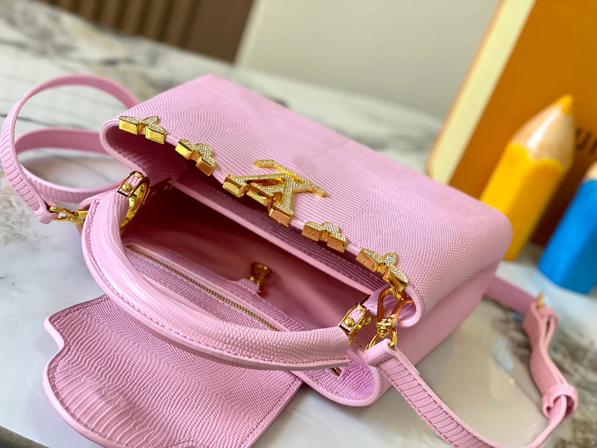 Top original P460 Guangzhou-made M12297 pink lizard leather with gold diamond corolla 🔺This CapucinesBB handbag exquisitely combines elegant lizard skin outer layer, delicate sheepskin lining and Yingze metal parts. The iconic flip cover makes two styles fashionable. The LV logo can be read on the inside and Monogram flowers bloom on the outside. It lights up the corner of the evening occasion and adds a personalized atmosphere to the wardrobe. Shine gorgeous style in day and night occasions.  Detailed features 27 x 18 x 9 cm (length x height x width)