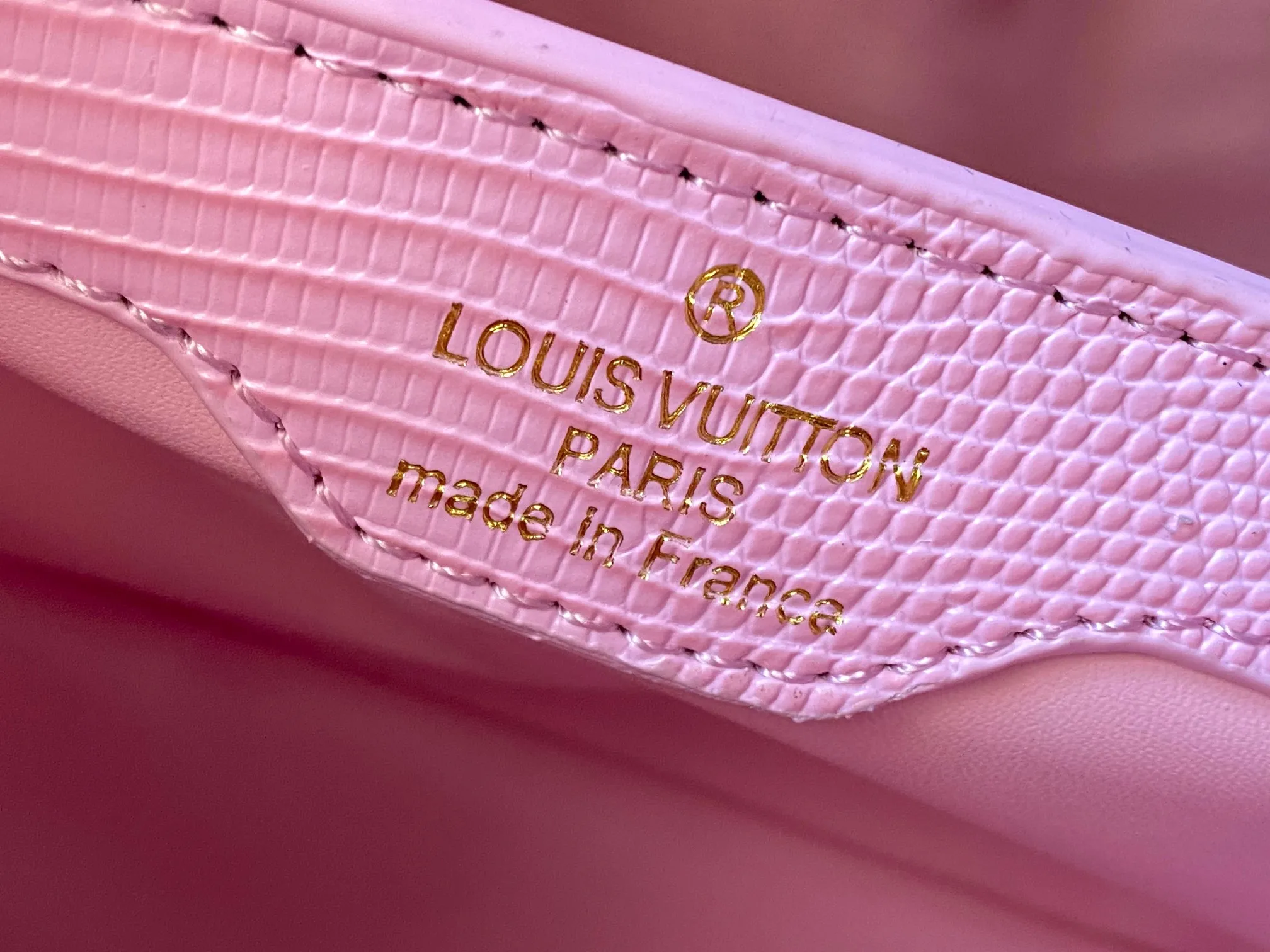 Top original P460 Guangzhou-made M12297 pink lizard leather with gold diamond corolla 🔺This CapucinesBB handbag exquisitely combines elegant lizard skin outer layer, delicate sheepskin lining and Yingze metal parts. The iconic flip cover makes two styles fashionable. The LV logo can be read on the inside and Monogram flowers bloom on the outside. It lights up the corner of the evening occasion and adds a personalized atmosphere to the wardrobe. Shine gorgeous style in day and night occasions.  Detailed features 27 x 18 x 9 cm (length x height x width)