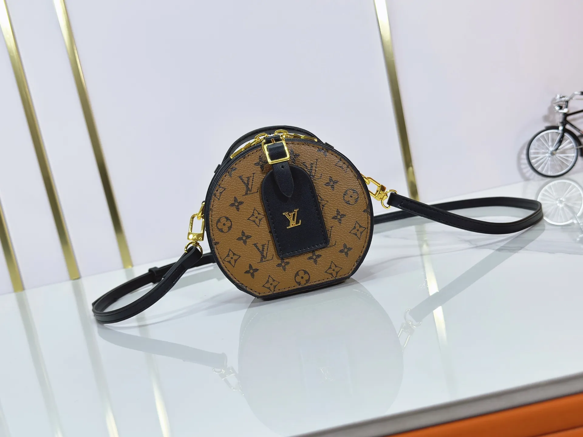 P240 Upgraded original M83575 M83614 This Mini Boîte Chapeau handbag is made of Monogram canvas to create a classic configuration, with a leather nameplate and Malletage quilted lining to highlight the brand heritage. The large accordion compartment opens with a zipper and the detachable shoulder strap makes it suitable for carrying by hand, shoulder or as a waist bag. Dimensions: 13.0 x 12.0 x 6.5 cm (length x height x width)