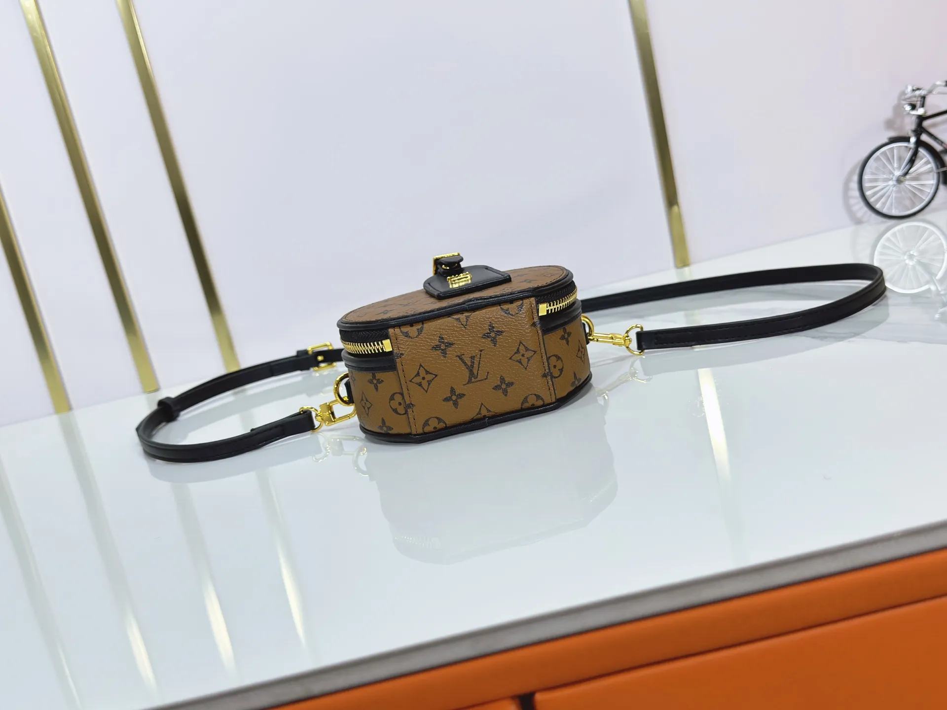P240 Upgraded original M83575 M83614 This Mini Boîte Chapeau handbag is made of Monogram canvas to create a classic configuration, with a leather nameplate and Malletage quilted lining to highlight the brand heritage. The large accordion compartment opens with a zipper and the detachable shoulder strap makes it suitable for carrying by hand, shoulder or as a waist bag. Dimensions: 13.0 x 12.0 x 6.5 cm (length x height x width)