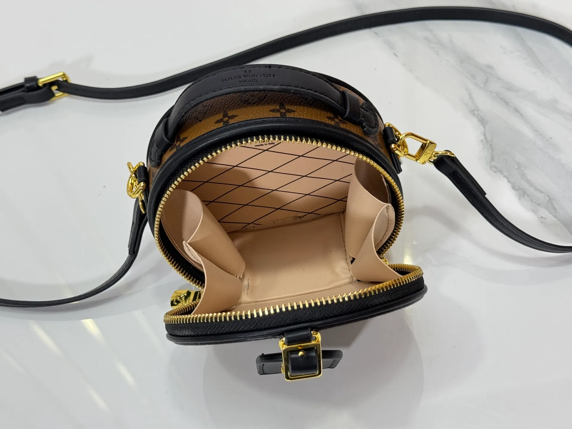 P240 Upgraded original M83575 M83614 This Mini Boîte Chapeau handbag is made of Monogram canvas to create a classic configuration, with a leather nameplate and Malletage quilted lining to highlight the brand heritage. The large accordion compartment opens with a zipper and the detachable shoulder strap makes it suitable for carrying by hand, shoulder or as a waist bag. Dimensions: 13.0 x 12.0 x 6.5 cm (length x height x width)