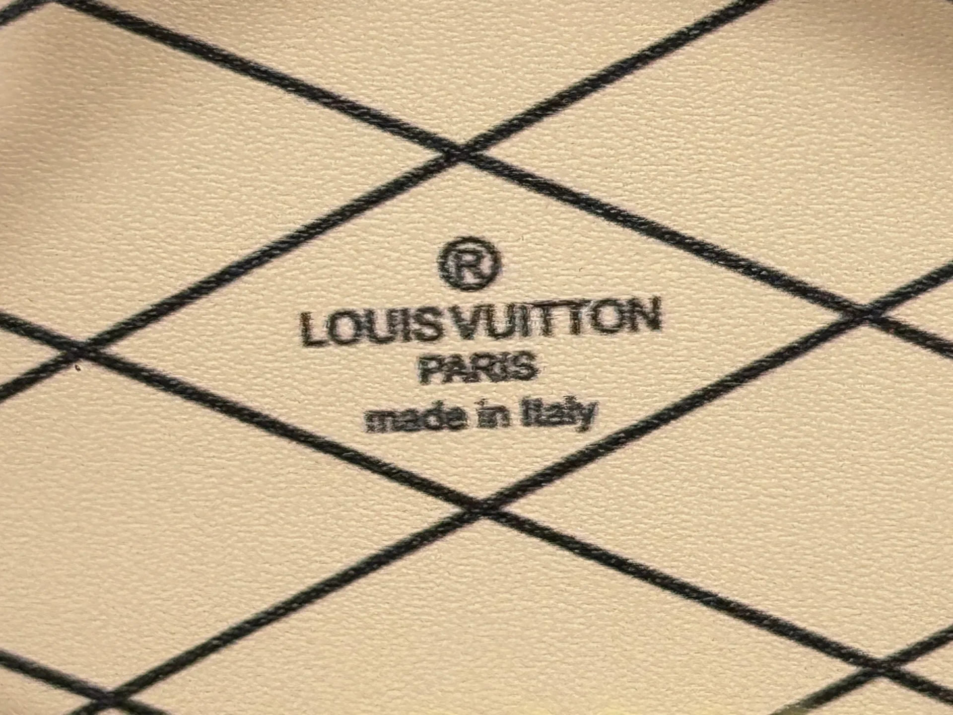 P240 Upgraded original M83575 M83614 This Mini Boîte Chapeau handbag is made of Monogram canvas to create a classic configuration, with a leather nameplate and Malletage quilted lining to highlight the brand heritage. The large accordion compartment opens with a zipper and the detachable shoulder strap makes it suitable for carrying by hand, shoulder or as a waist bag. Dimensions: 13.0 x 12.0 x 6.5 cm (length x height x width)