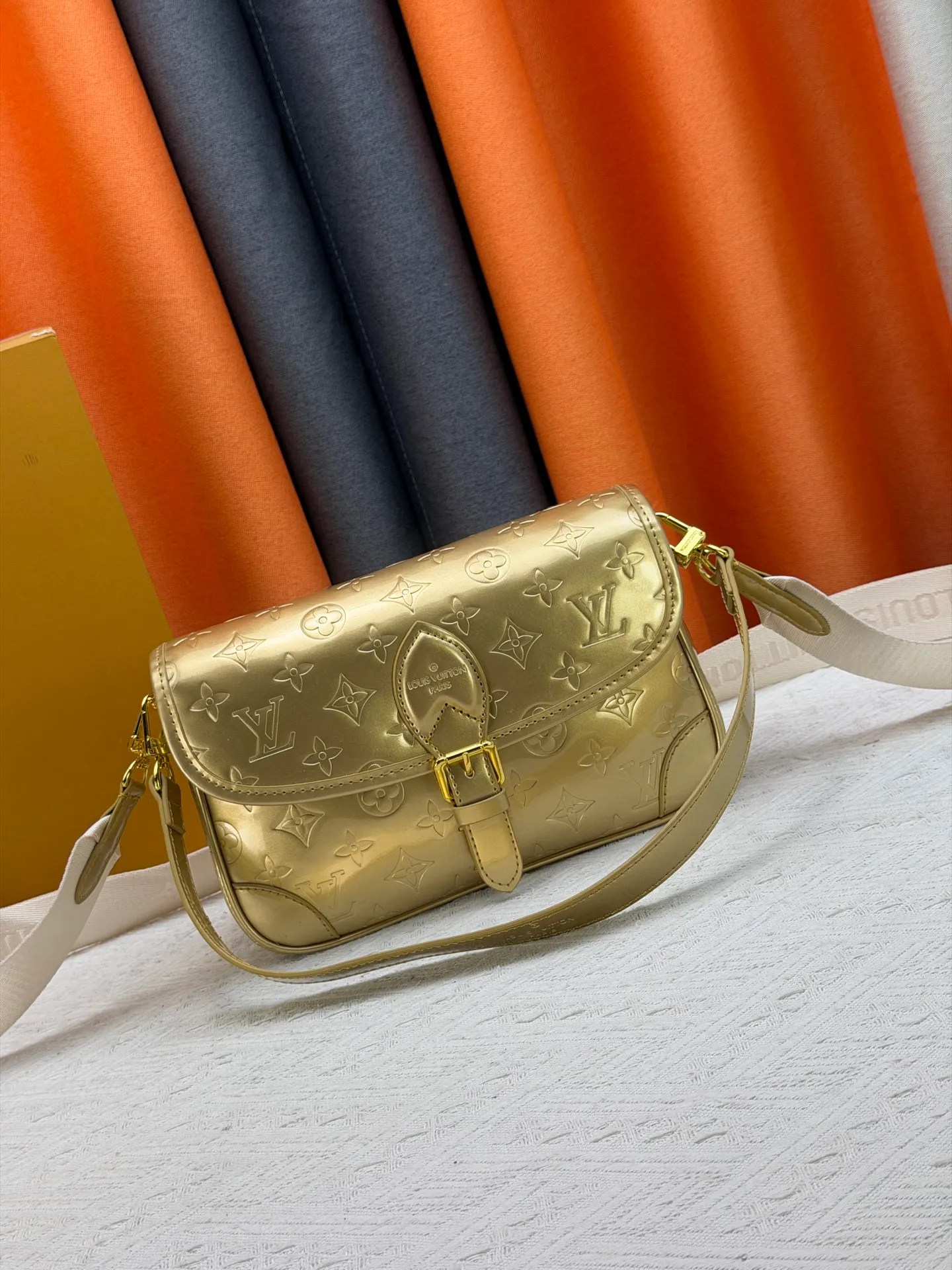 P260 Upgraded original M45985 M45988 Gold Silver This Diane handbag is decorated with classic Monogram cow leather and dazzling metal parts, using modern touches to interpret the new season interest. The zippered interior pocket keeps valuables secure, and the removable leather shoulder strap allows for a variety of carrying options. Dimensions: 24.0 x 15.0 x 9.0 cm (length x height x width)