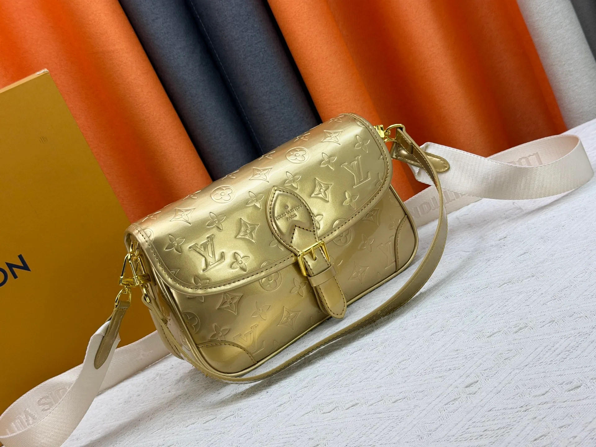 P260 Upgraded original M45985 M45988 Gold Silver This Diane handbag is decorated with classic Monogram cow leather and dazzling metal parts, using modern touches to interpret the new season interest. The zippered interior pocket keeps valuables secure, and the removable leather shoulder strap allows for a variety of carrying options. Dimensions: 24.0 x 15.0 x 9.0 cm (length x height x width)