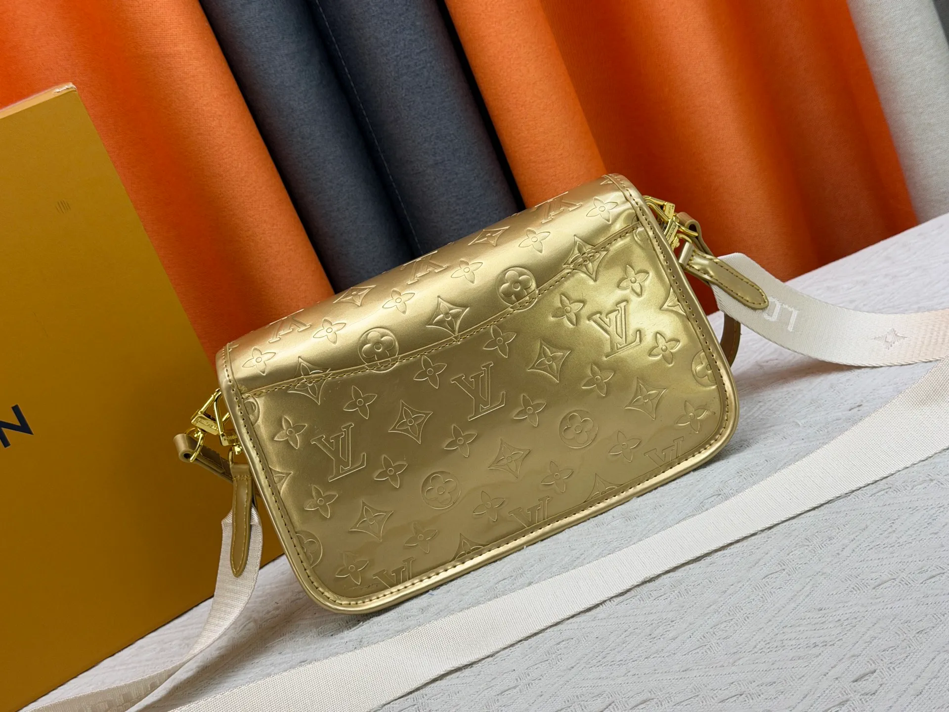 P260 Upgraded original M45985 M45988 Gold Silver This Diane handbag is decorated with classic Monogram cow leather and dazzling metal parts, using modern touches to interpret the new season interest. The zippered interior pocket keeps valuables secure, and the removable leather shoulder strap allows for a variety of carrying options. Dimensions: 24.0 x 15.0 x 9.0 cm (length x height x width)