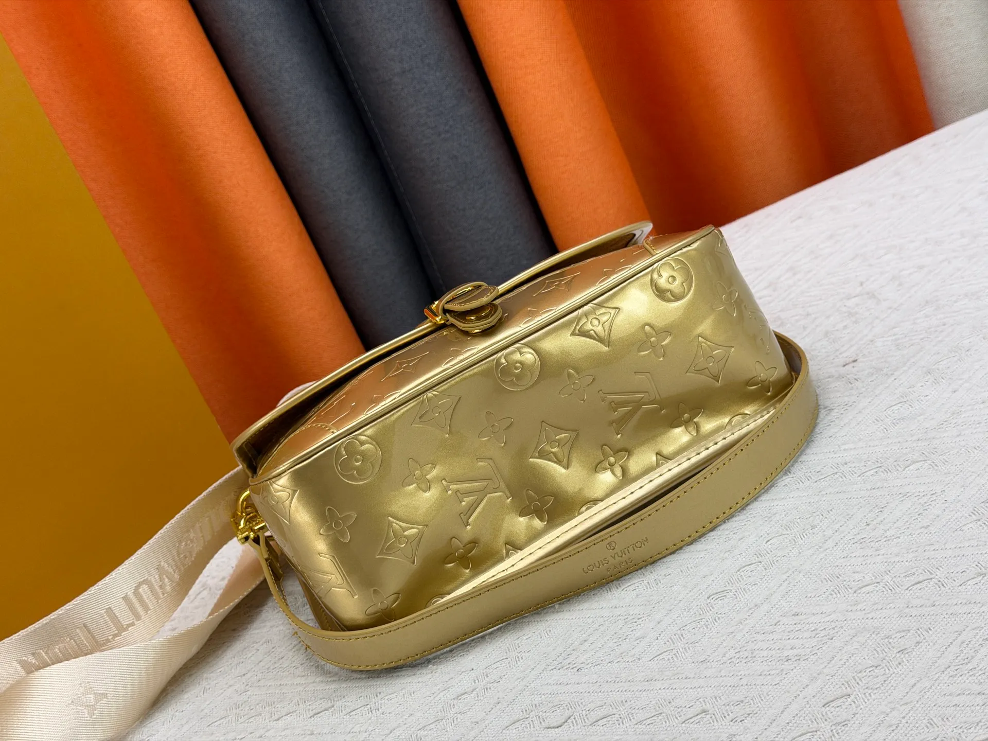 P260 Upgraded original M45985 M45988 Gold Silver This Diane handbag is decorated with classic Monogram cow leather and dazzling metal parts, using modern touches to interpret the new season interest. The zippered interior pocket keeps valuables secure, and the removable leather shoulder strap allows for a variety of carrying options. Dimensions: 24.0 x 15.0 x 9.0 cm (length x height x width)