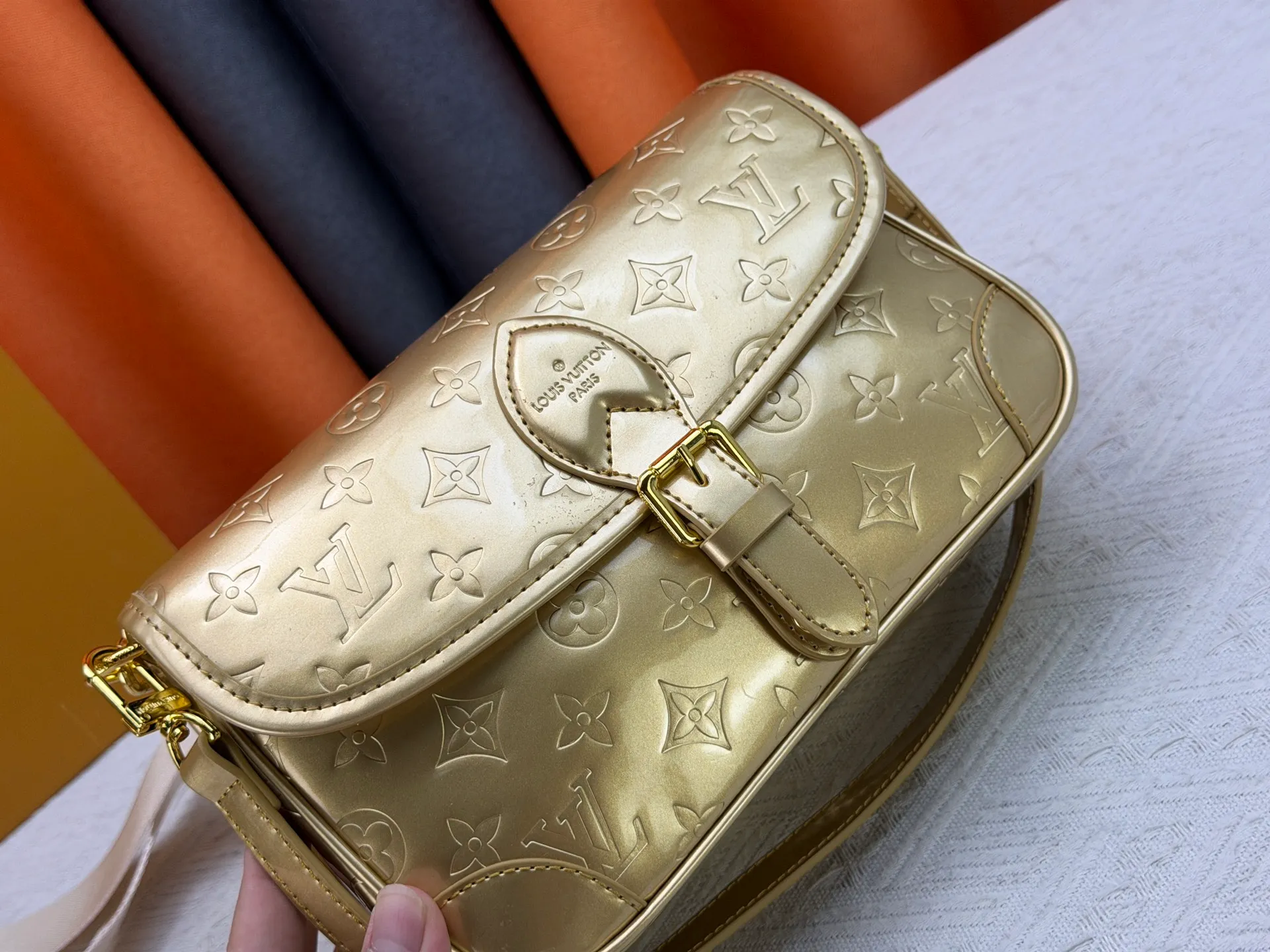 P260 Upgraded original M45985 M45988 Gold Silver This Diane handbag is decorated with classic Monogram cow leather and dazzling metal parts, using modern touches to interpret the new season interest. The zippered interior pocket keeps valuables secure, and the removable leather shoulder strap allows for a variety of carrying options. Dimensions: 24.0 x 15.0 x 9.0 cm (length x height x width)