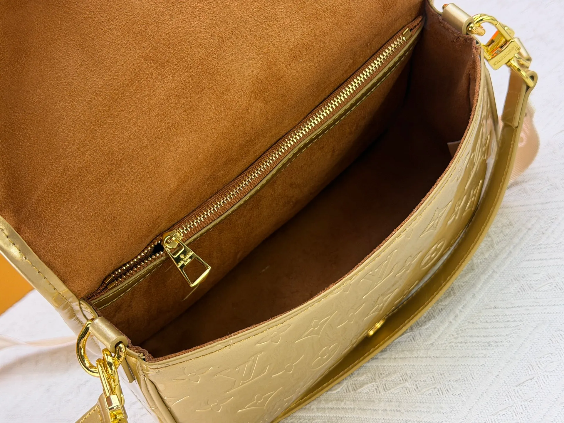 P260 Upgraded original M45985 M45988 Gold Silver This Diane handbag is decorated with classic Monogram cow leather and dazzling metal parts, using modern touches to interpret the new season interest. The zippered interior pocket keeps valuables secure, and the removable leather shoulder strap allows for a variety of carrying options. Dimensions: 24.0 x 15.0 x 9.0 cm (length x height x width)