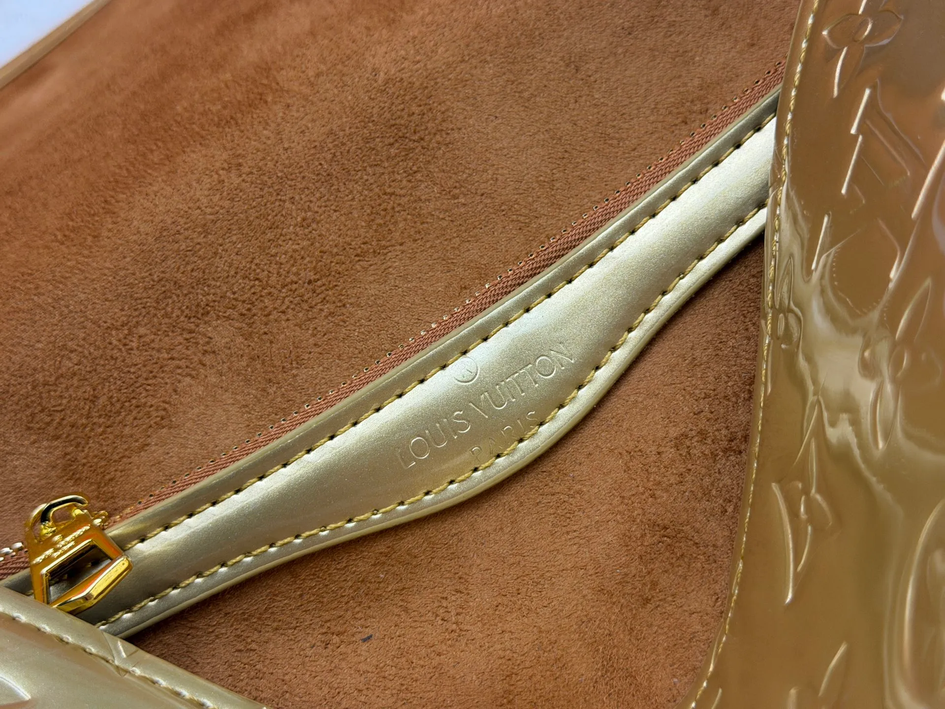 P260 Upgraded original M45985 M45988 Gold Silver This Diane handbag is decorated with classic Monogram cow leather and dazzling metal parts, using modern touches to interpret the new season interest. The zippered interior pocket keeps valuables secure, and the removable leather shoulder strap allows for a variety of carrying options. Dimensions: 24.0 x 15.0 x 9.0 cm (length x height x width)