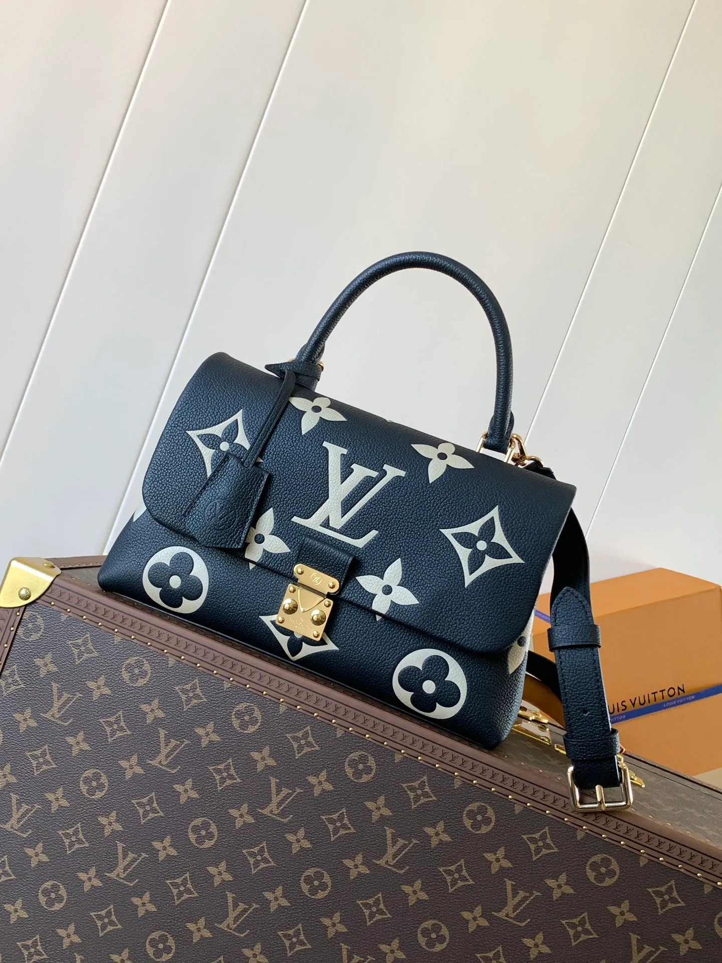 💰1040 (top layer leather) top original order, transcoding chip M45976 embossed black large size M46041 large gray silk screen M45979 black silk screen Louis Vuitton's new Madeleine medium handbag is made of Monogram Empreinte embossed leather, with a top handle, suitable for business or leisure occasions. The leather key pouch and S-lock clasp reflect the brand's travel heritage, while the detachable and adjustable shoulder strap allows for a variety of carrying options. Dimensions: 30.0 x 19.5 x 11.0 cm (length x height x width)