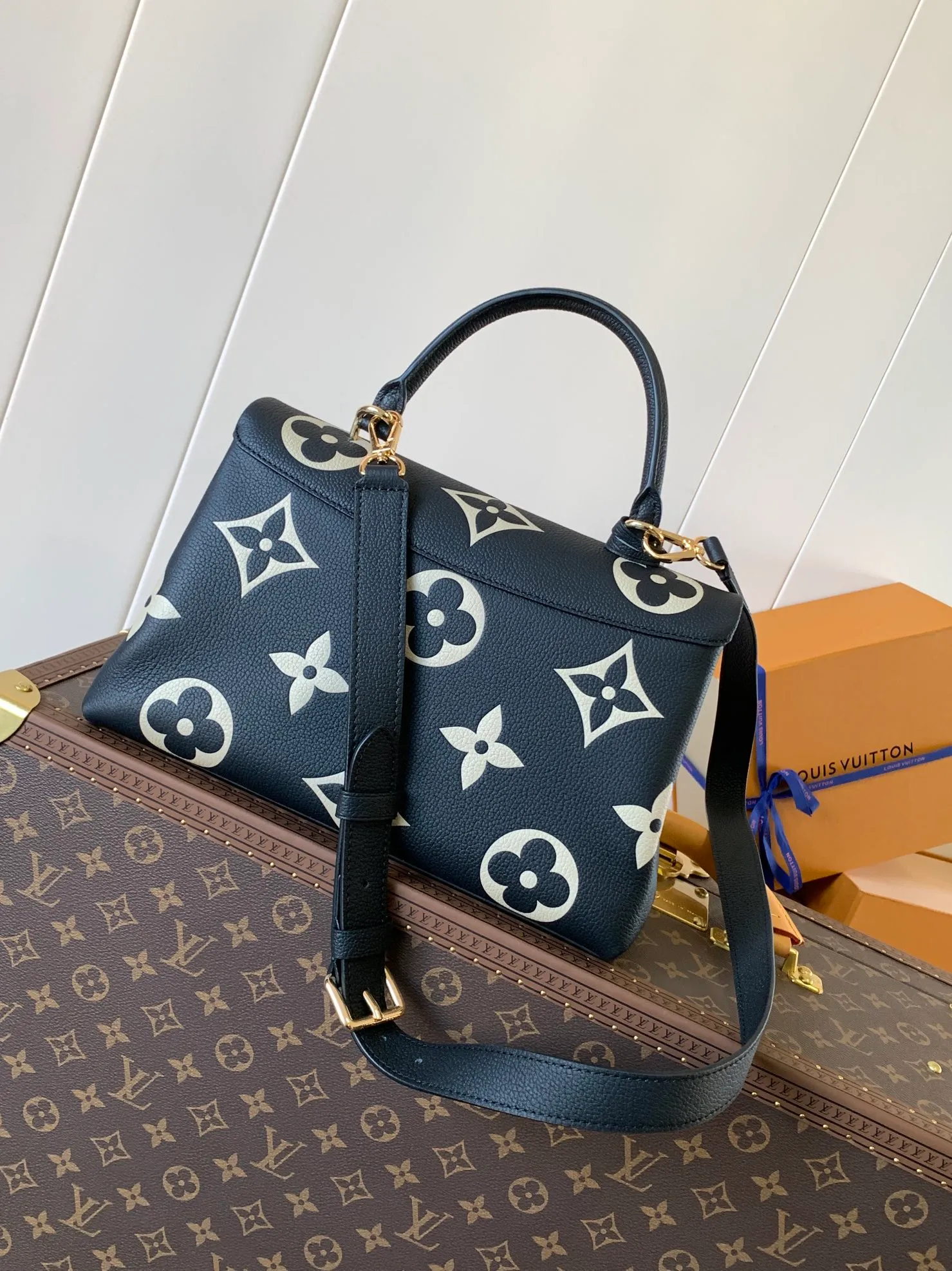 💰1040 (top layer leather) top original order, transcoding chip M45976 embossed black large size M46041 large gray silk screen M45979 black silk screen Louis Vuitton's new Madeleine medium handbag is made of Monogram Empreinte embossed leather, with a top handle, suitable for business or leisure occasions. The leather key pouch and S-lock clasp reflect the brand's travel heritage, while the detachable and adjustable shoulder strap allows for a variety of carrying options. Dimensions: 30.0 x 19.5 x 11.0 cm (length x height x width)