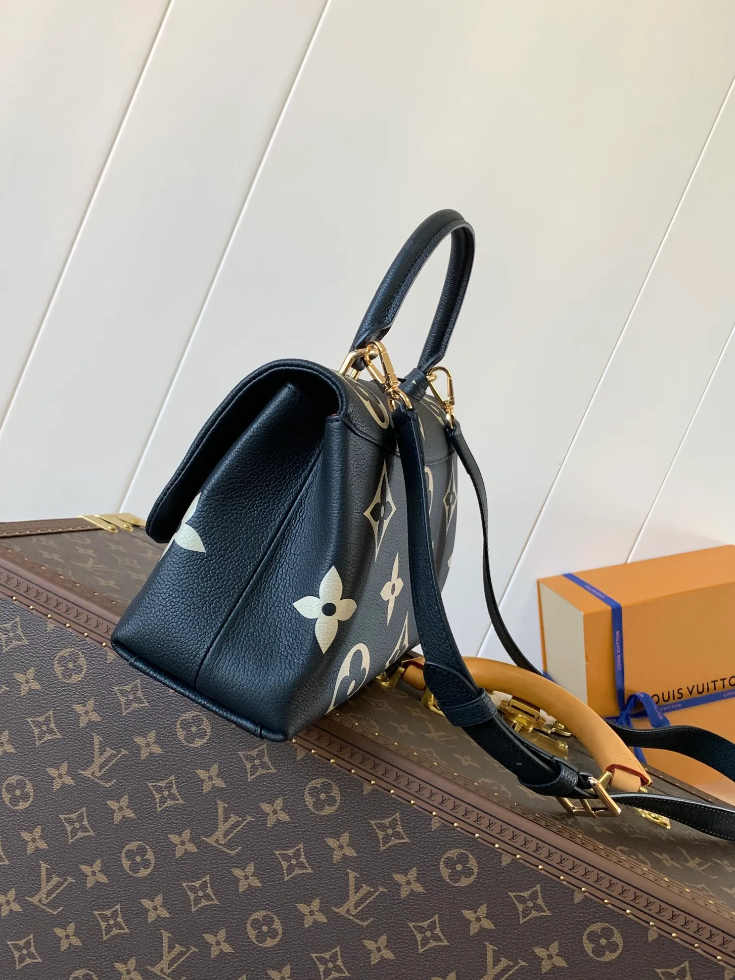 💰1040 (top layer leather) top original order, transcoding chip M45976 embossed black large size M46041 large gray silk screen M45979 black silk screen Louis Vuitton's new Madeleine medium handbag is made of Monogram Empreinte embossed leather, with a top handle, suitable for business or leisure occasions. The leather key pouch and S-lock clasp reflect the brand's travel heritage, while the detachable and adjustable shoulder strap allows for a variety of carrying options. Dimensions: 30.0 x 19.5 x 11.0 cm (length x height x width)