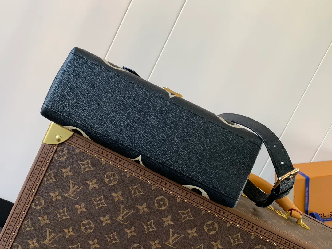 💰1040 (top layer leather) top original order, transcoding chip M45976 embossed black large size M46041 large gray silk screen M45979 black silk screen Louis Vuitton's new Madeleine medium handbag is made of Monogram Empreinte embossed leather, with a top handle, suitable for business or leisure occasions. The leather key pouch and S-lock clasp reflect the brand's travel heritage, while the detachable and adjustable shoulder strap allows for a variety of carrying options. Dimensions: 30.0 x 19.5 x 11.0 cm (length x height x width)