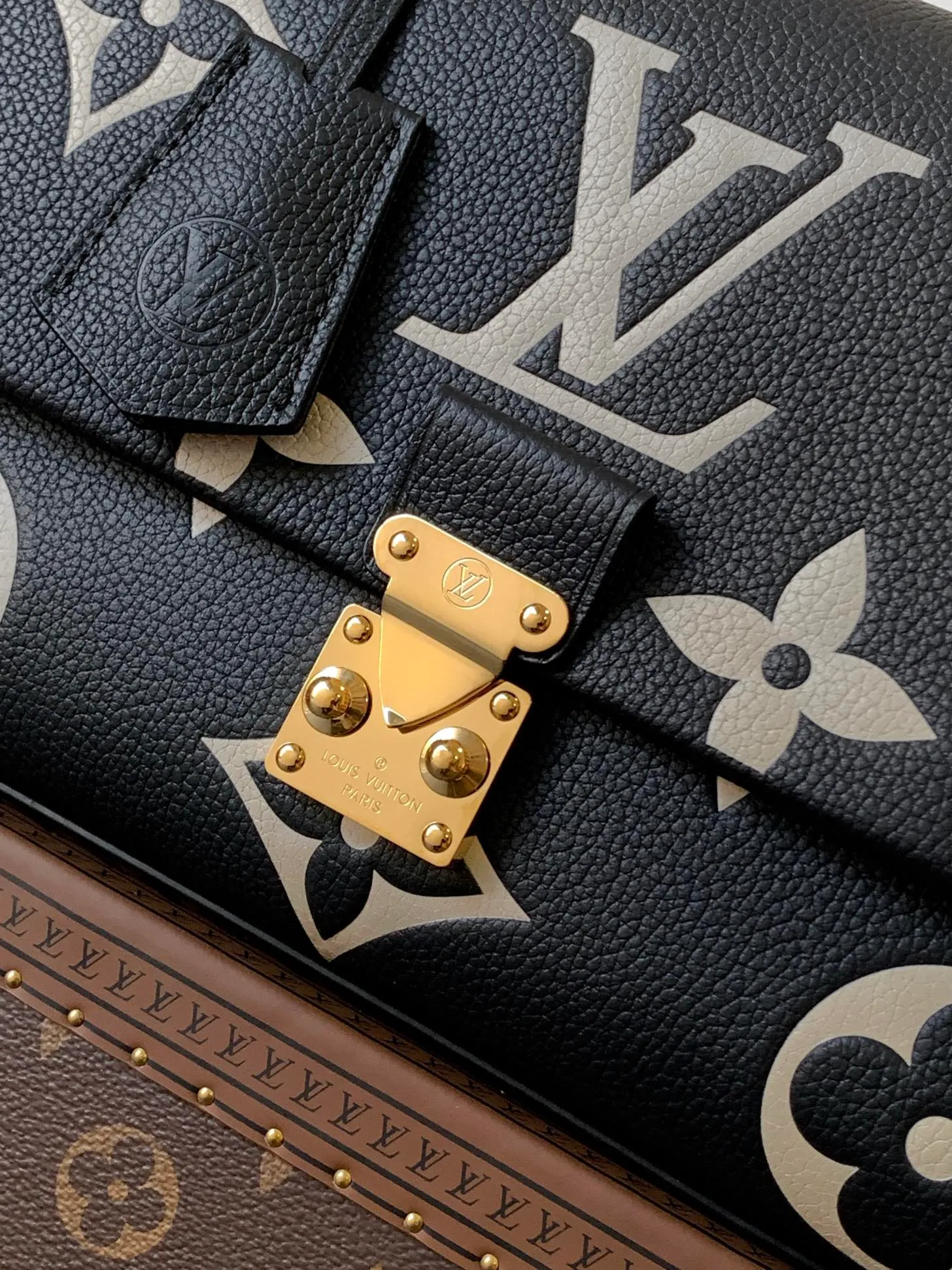 💰1040 (top layer leather) top original order, transcoding chip M45976 embossed black large size M46041 large gray silk screen M45979 black silk screen Louis Vuitton's new Madeleine medium handbag is made of Monogram Empreinte embossed leather, with a top handle, suitable for business or leisure occasions. The leather key pouch and S-lock clasp reflect the brand's travel heritage, while the detachable and adjustable shoulder strap allows for a variety of carrying options. Dimensions: 30.0 x 19.5 x 11.0 cm (length x height x width)