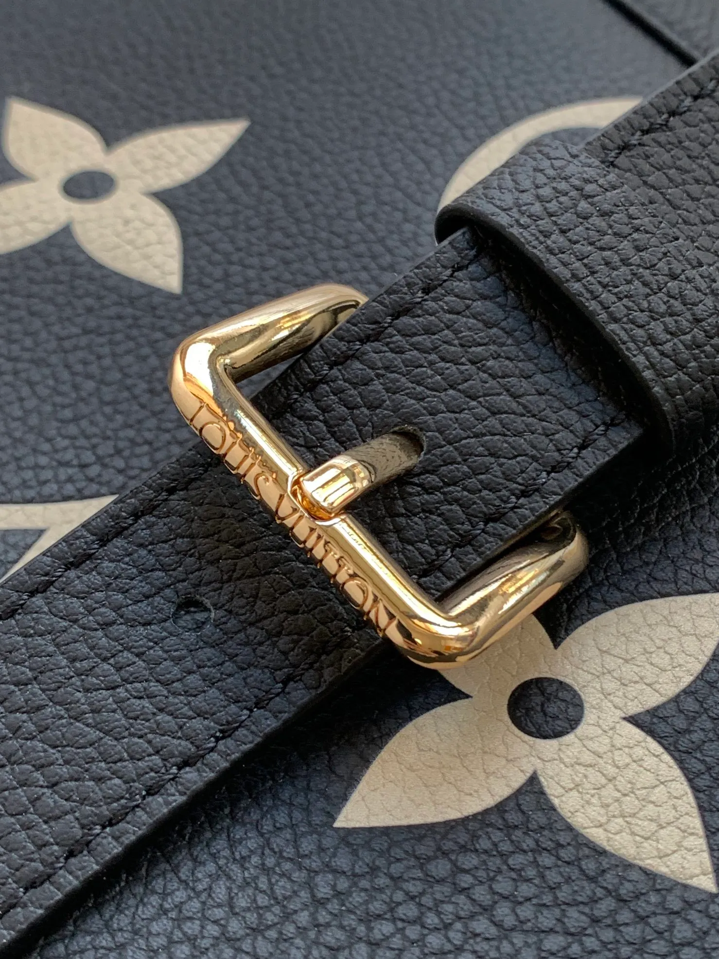 💰1040 (top layer leather) top original order, transcoding chip M45976 embossed black large size M46041 large gray silk screen M45979 black silk screen Louis Vuitton's new Madeleine medium handbag is made of Monogram Empreinte embossed leather, with a top handle, suitable for business or leisure occasions. The leather key pouch and S-lock clasp reflect the brand's travel heritage, while the detachable and adjustable shoulder strap allows for a variety of carrying options. Dimensions: 30.0 x 19.5 x 11.0 cm (length x height x width)