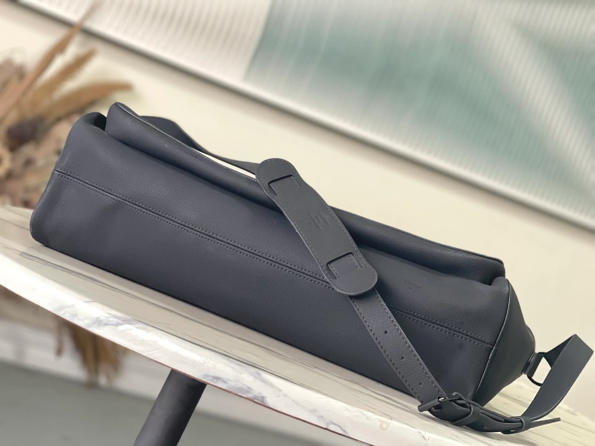 💰1680 (first-grain leather) Top-quality original order M26075 This Weekender Bag handbag is made of waxed cow leather, lining of the same color and bright metal parts. Its size is just right to be placed on the top of the Horizon trolley suitcase, making business travel easy and comfortable. A roomy zippered front pocket expands the main compartment, while a top handle and removable and adjustable shoulder strap provide multiple carrying options. Dimensions: 46 × 31 × 8 cm