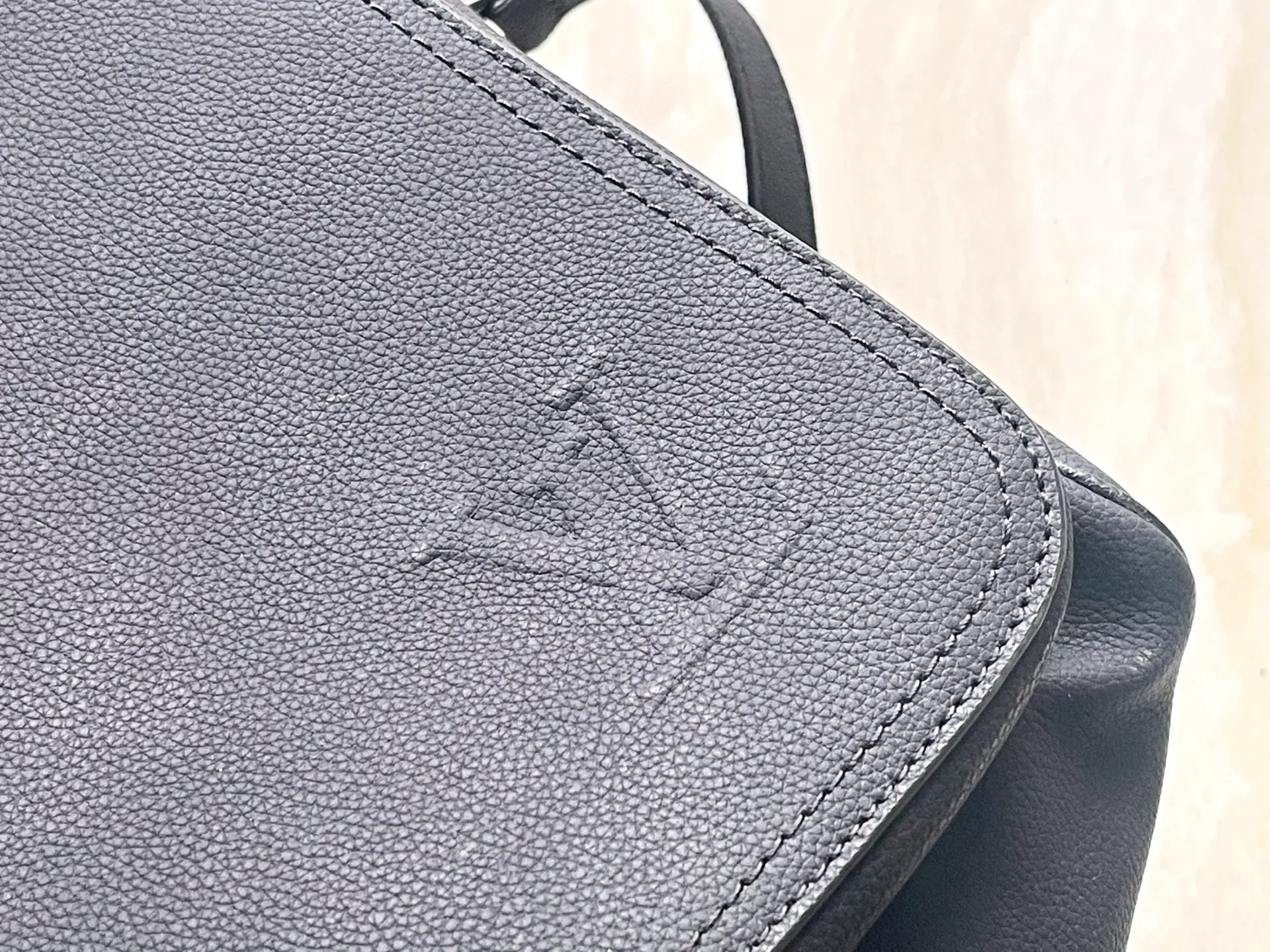 💰1680 (first-grain leather) Top-quality original order M26075 This Weekender Bag handbag is made of waxed cow leather, lining of the same color and bright metal parts. Its size is just right to be placed on the top of the Horizon trolley suitcase, making business travel easy and comfortable. A roomy zippered front pocket expands the main compartment, while a top handle and removable and adjustable shoulder strap provide multiple carrying options. Dimensions: 46 × 31 × 8 cm