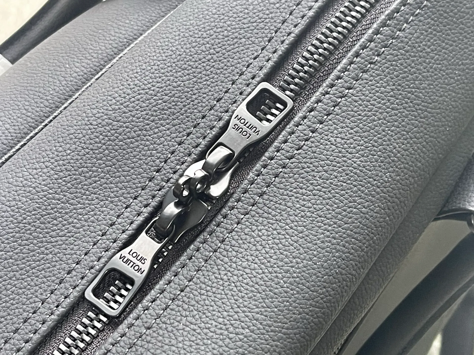 💰1680 (first-grain leather) Top-quality original order M26075 This Weekender Bag handbag is made of waxed cow leather, lining of the same color and bright metal parts. Its size is just right to be placed on the top of the Horizon trolley suitcase, making business travel easy and comfortable. A roomy zippered front pocket expands the main compartment, while a top handle and removable and adjustable shoulder strap provide multiple carrying options. Dimensions: 46 × 31 × 8 cm