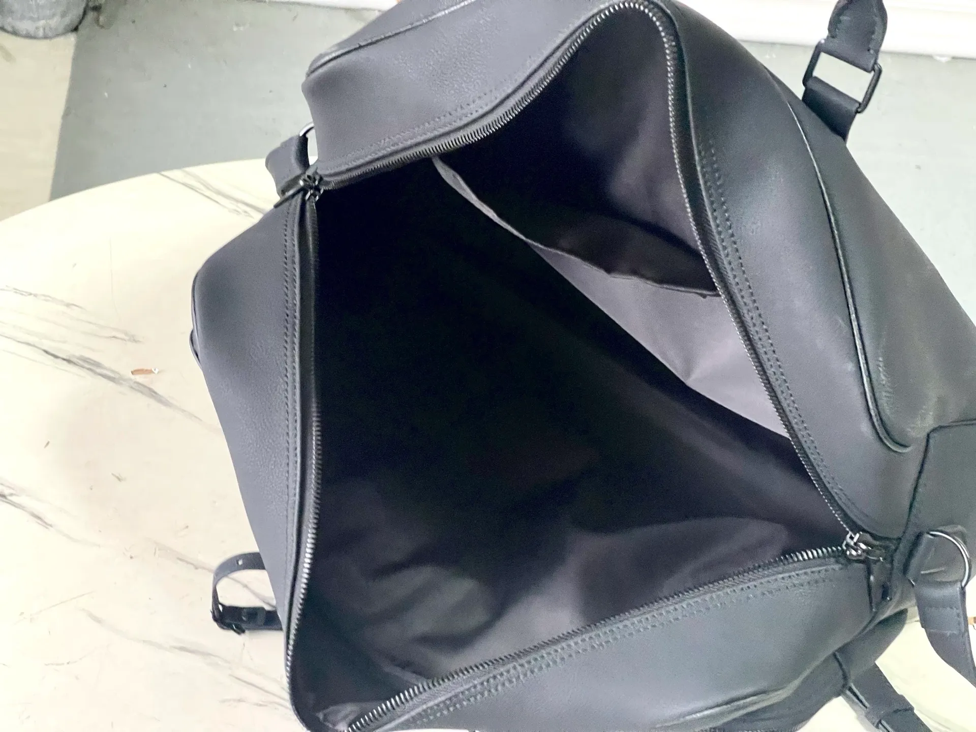 💰1680 (first-grain leather) Top-quality original order M26075 This Weekender Bag handbag is made of waxed cow leather, lining of the same color and bright metal parts. Its size is just right to be placed on the top of the Horizon trolley suitcase, making business travel easy and comfortable. A roomy zippered front pocket expands the main compartment, while a top handle and removable and adjustable shoulder strap provide multiple carrying options. Dimensions: 46 × 31 × 8 cm