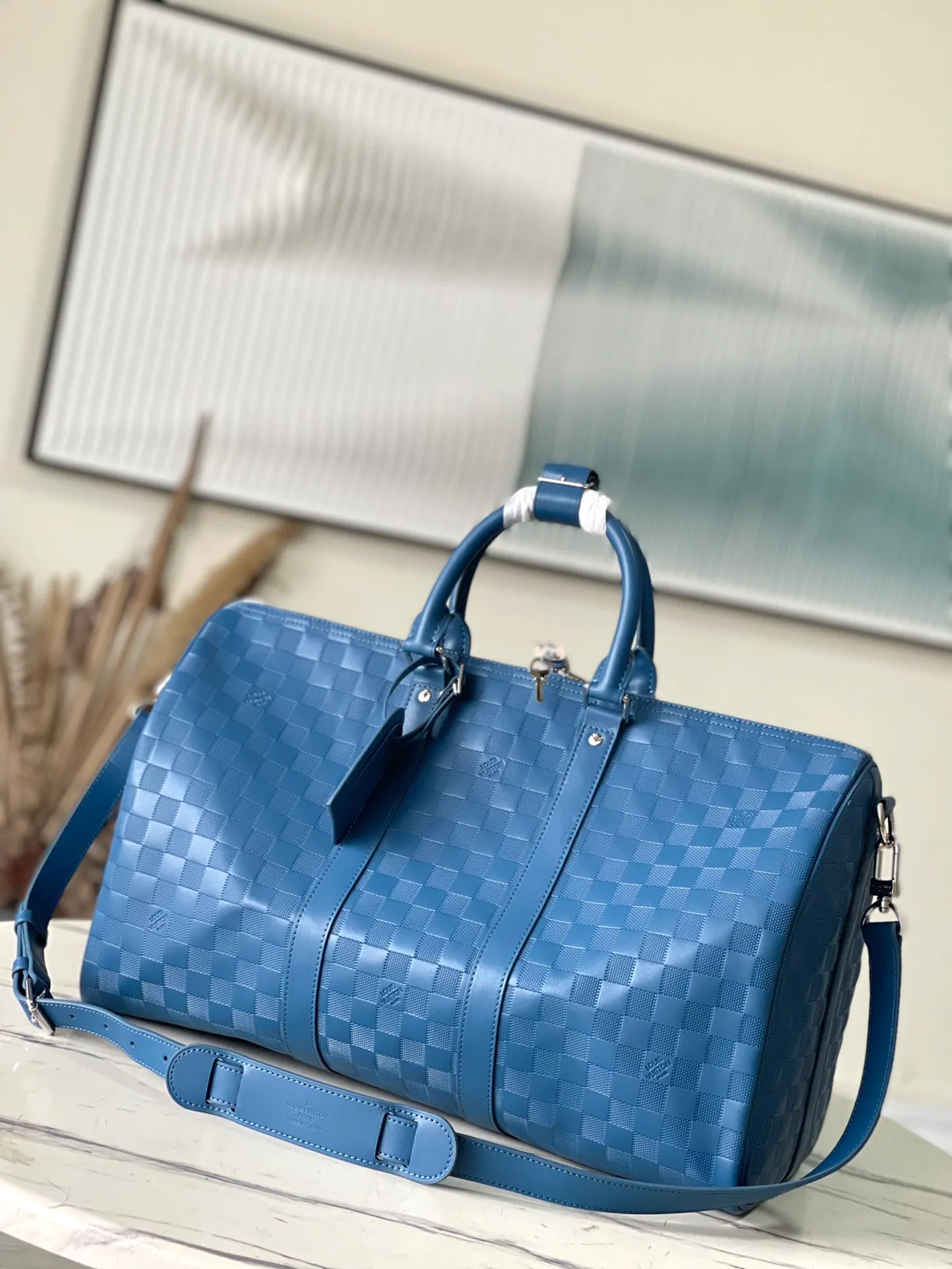 💰1360 (top-grain leather) top original order N41145 Blue Check This Keepall 45 travel bag with shoulder strap is made of soft Damier Infini leather, inheriting the classic style. Whether worn on the shoulder or carried by hand, its iconic shape will become your stylish travel companion. Dimensions: 45 x 27 x 20 cm