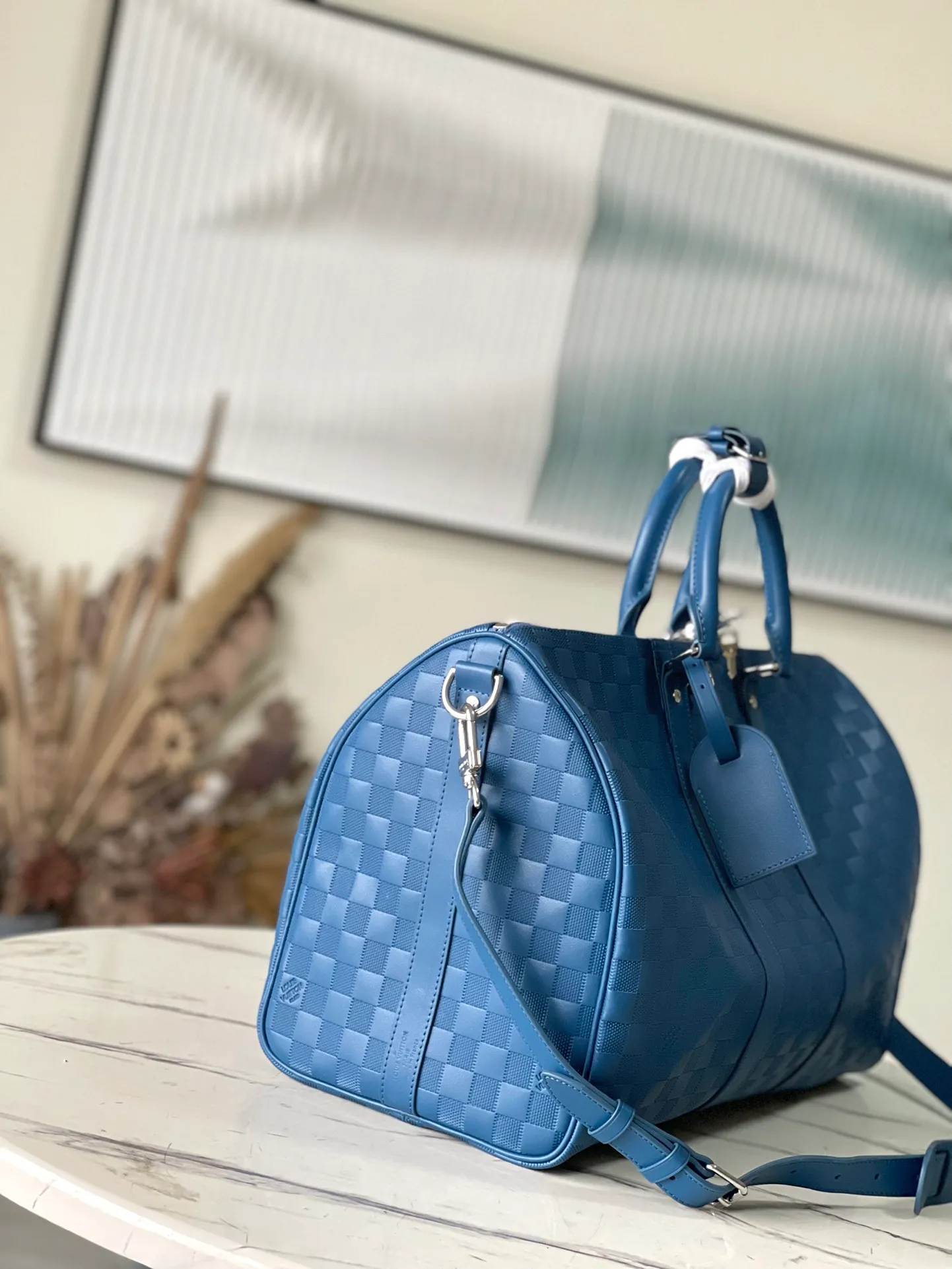 💰1360 (top-grain leather) top original order N41145 Blue Check This Keepall 45 travel bag with shoulder strap is made of soft Damier Infini leather, inheriting the classic style. Whether worn on the shoulder or carried by hand, its iconic shape will become your stylish travel companion. Dimensions: 45 x 27 x 20 cm