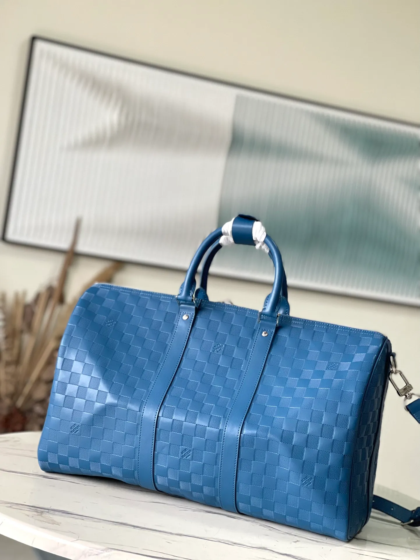 💰1360 (top-grain leather) top original order N41145 Blue Check This Keepall 45 travel bag with shoulder strap is made of soft Damier Infini leather, inheriting the classic style. Whether worn on the shoulder or carried by hand, its iconic shape will become your stylish travel companion. Dimensions: 45 x 27 x 20 cm