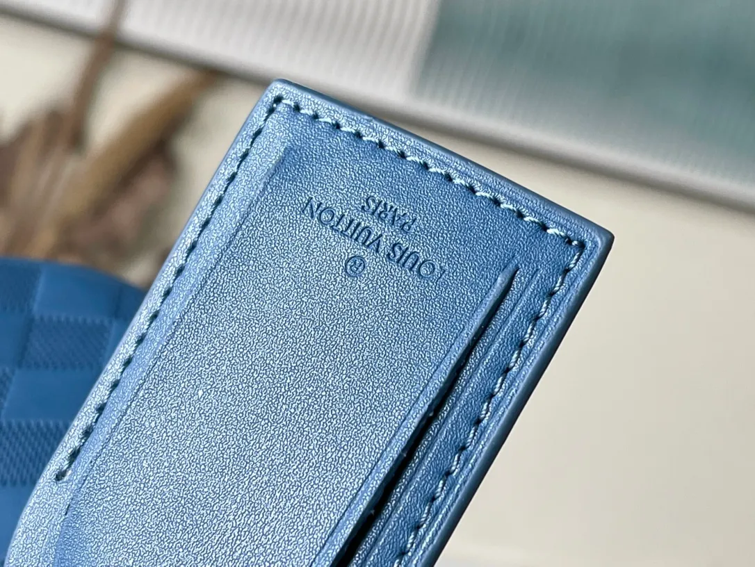 💰1360 (top-grain leather) top original order N41145 Blue Check This Keepall 45 travel bag with shoulder strap is made of soft Damier Infini leather, inheriting the classic style. Whether worn on the shoulder or carried by hand, its iconic shape will become your stylish travel companion. Dimensions: 45 x 27 x 20 cm