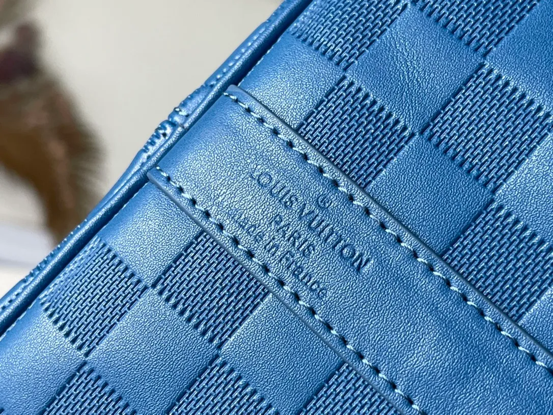 💰1360 (top-grain leather) top original order N41145 Blue Check This Keepall 45 travel bag with shoulder strap is made of soft Damier Infini leather, inheriting the classic style. Whether worn on the shoulder or carried by hand, its iconic shape will become your stylish travel companion. Dimensions: 45 x 27 x 20 cm