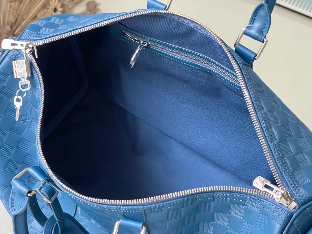 💰1360 (top-grain leather) top original order N41145 Blue Check This Keepall 45 travel bag with shoulder strap is made of soft Damier Infini leather, inheriting the classic style. Whether worn on the shoulder or carried by hand, its iconic shape will become your stylish travel companion. Dimensions: 45 x 27 x 20 cm