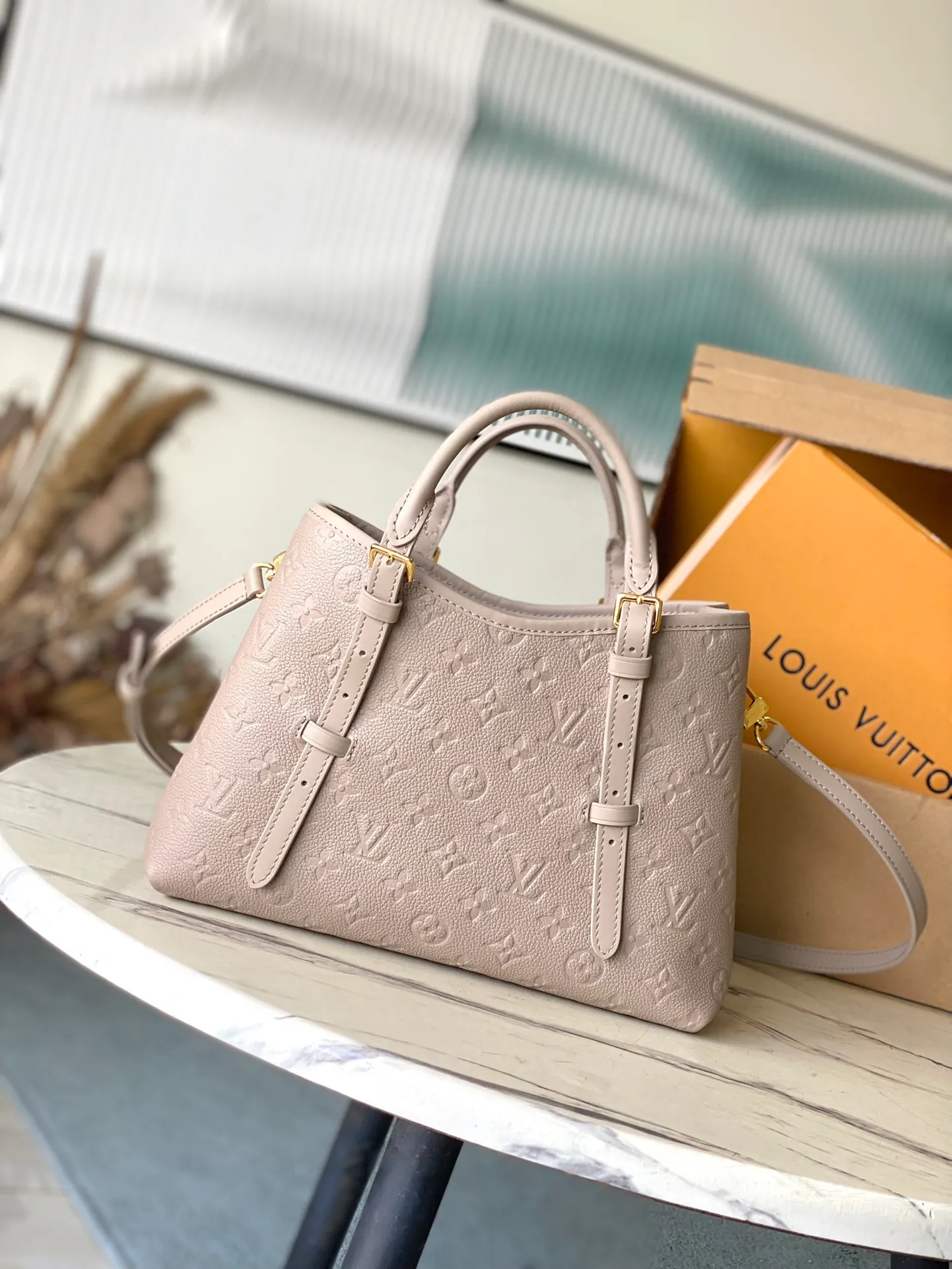 💰1140 (top layer leather) top original single M11463 gray This Babylone Tote handbag originates from the Babylone trend community in Paris. It is made of fine cow leather to outline neat lines, with ample space to store travel needs. There is a central zipper pocket inside and the adjustable handle allows for long or short shoulder wear. Dimensions: 31 × 21.5 × 13 cm