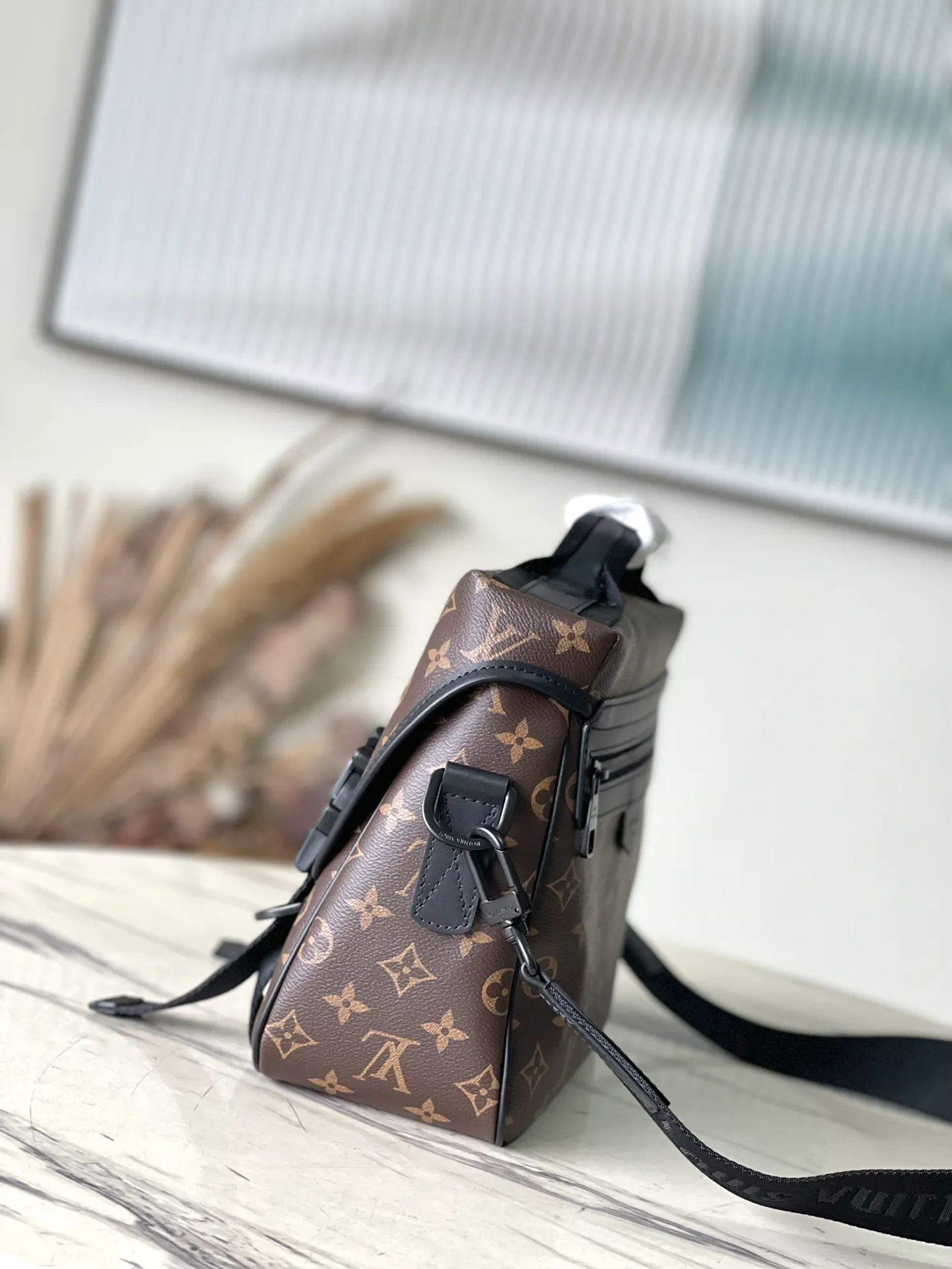 💰1060 Top Original Order M46972 This LV Trail messenger bag is inspired by brand elements. The classic Manogram Macassr canvas is integrated with a logo shoulder strap and a hard-case style quick-release buckle, which can be changed at will. Plenty of space to store personal items. Dimensions: 31 × 22 × 11 cm