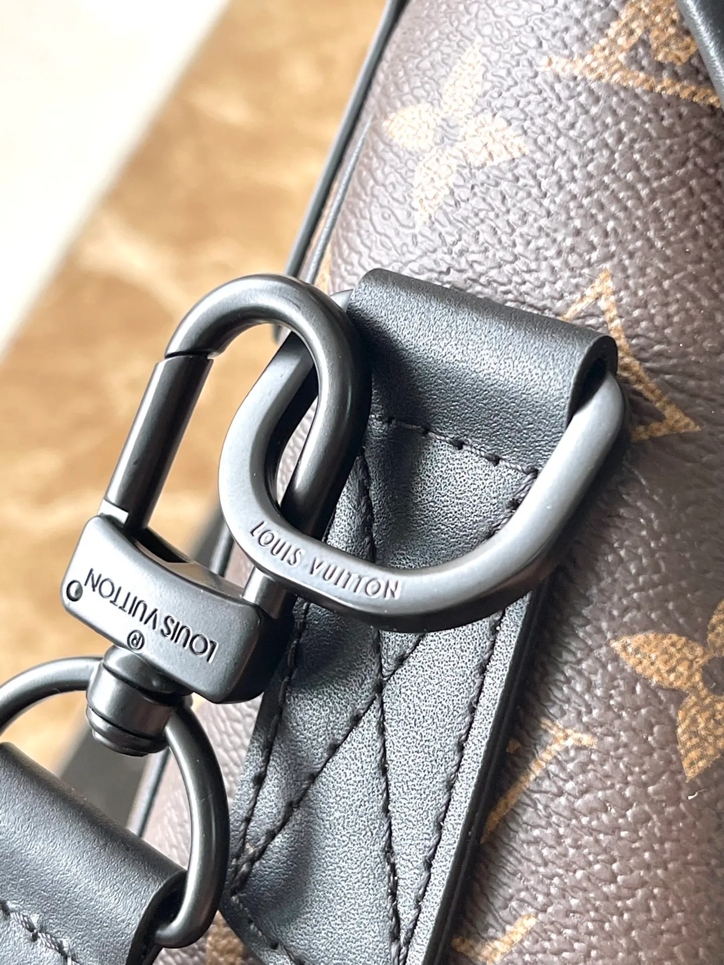 💰1060 Top Original Order M46972 This LV Trail messenger bag is inspired by brand elements. The classic Manogram Macassr canvas is integrated with a logo shoulder strap and a hard-case style quick-release buckle, which can be changed at will. Plenty of space to store personal items. Dimensions: 31 × 22 × 11 cm