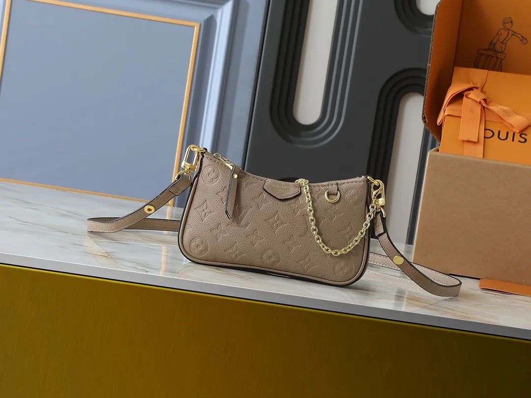 💰180💰Upgraded from the original M81066 M80349 M14421 M81862 M13614 This Easy Pouch handbag has a classic Monogram pattern on the leather body and incorporates dazzling metal parts such as D-rings, making it a perfect choice for day and night travel. The compact shape is suitable for daily needs, and the detachable shoulder strap and chain allow for a variety of carrying methods. Dimensions: 19.0 x 11.5 x 3.0 cm (length x height x width)