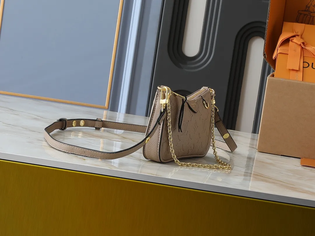 💰180💰Upgraded from the original M81066 M80349 M14421 M81862 M13614 This Easy Pouch handbag has a classic Monogram pattern on the leather body and incorporates dazzling metal parts such as D-rings, making it a perfect choice for day and night travel. The compact shape is suitable for daily needs, and the detachable shoulder strap and chain allow for a variety of carrying methods. Dimensions: 19.0 x 11.5 x 3.0 cm (length x height x width)