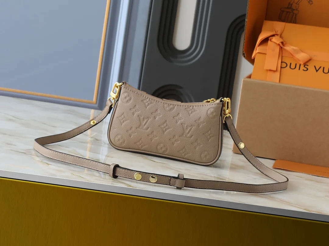 💰180💰Upgraded from the original M81066 M80349 M14421 M81862 M13614 This Easy Pouch handbag has a classic Monogram pattern on the leather body and incorporates dazzling metal parts such as D-rings, making it a perfect choice for day and night travel. The compact shape is suitable for daily needs, and the detachable shoulder strap and chain allow for a variety of carrying methods. Dimensions: 19.0 x 11.5 x 3.0 cm (length x height x width)